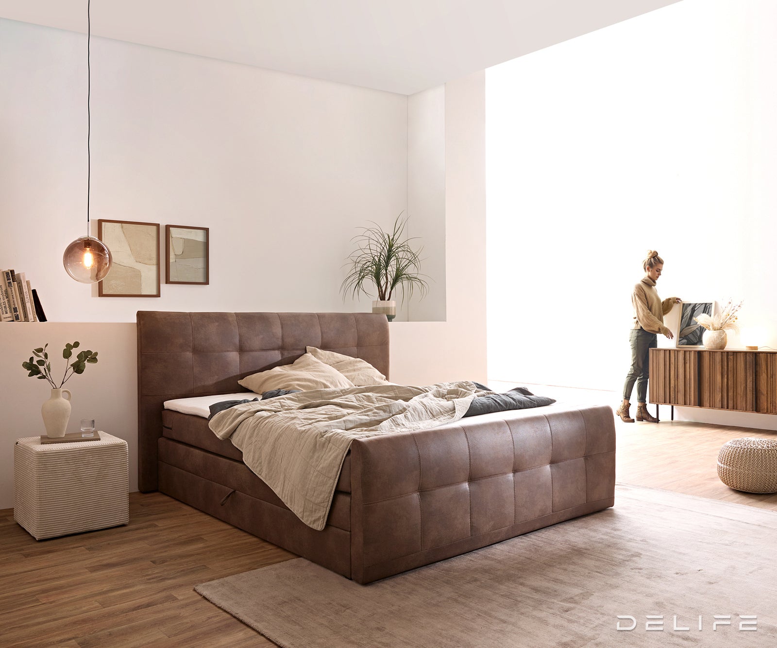 Postelja Amarillo z vzmetnim okvirjem in zabojem za shranjevanje - Kvadratna prešita - Mikrofibra