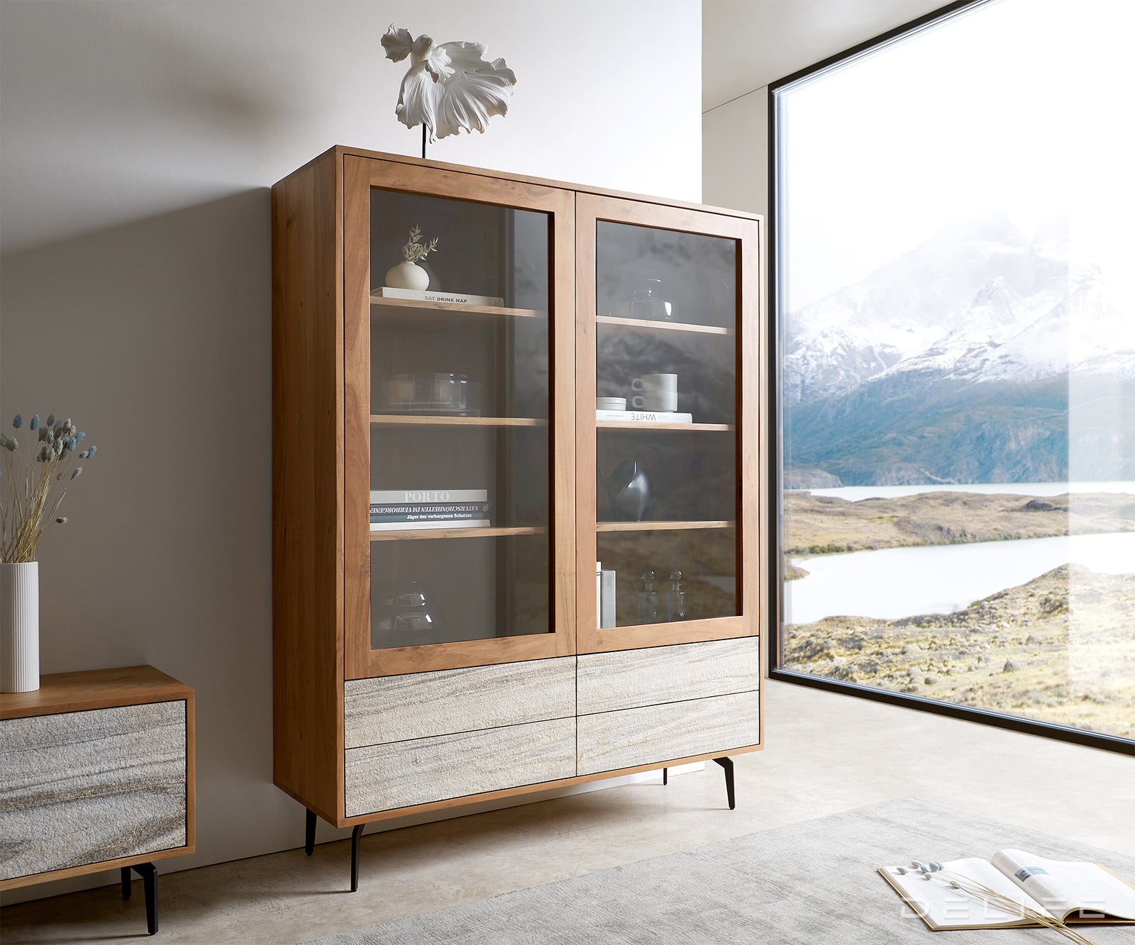 Kleo vitrina, Material: akacija