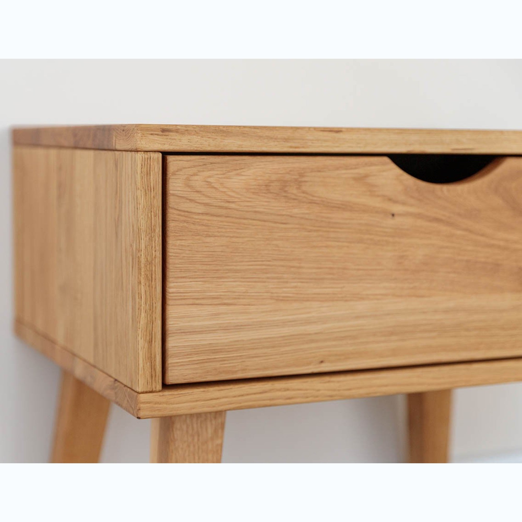 Nočna omarica Simona, Material: Masivno hrastovo les