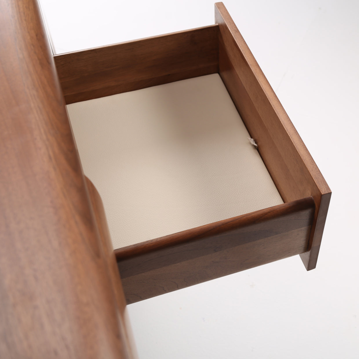Komoda Antoni Alto 160x96 cm, material: polno les oreh