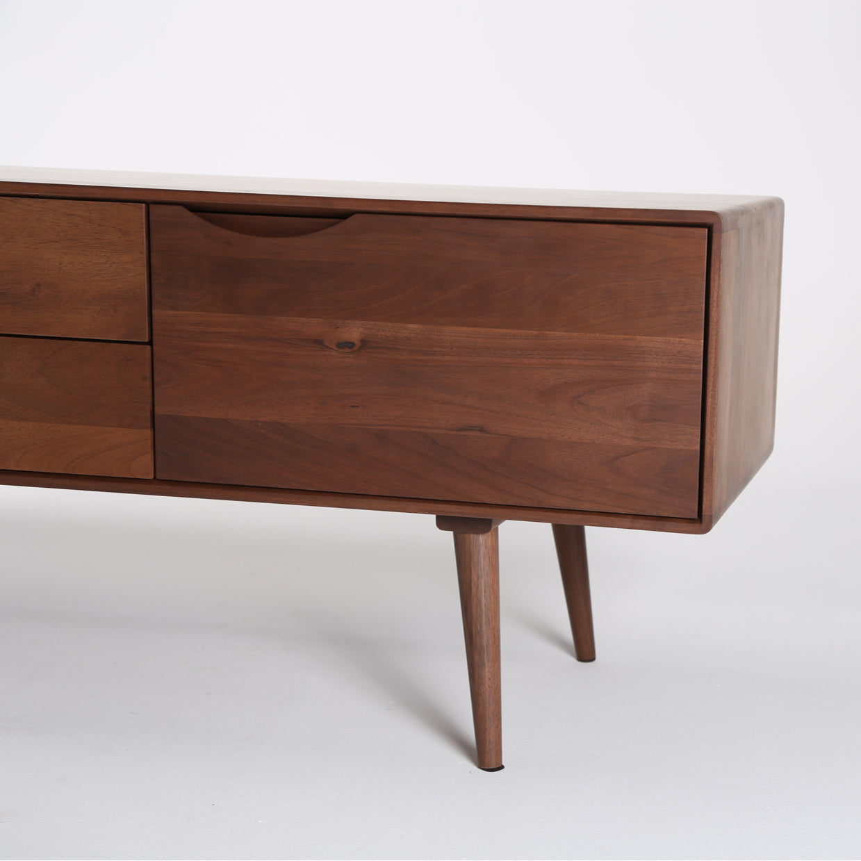TV komoda Primo Bassa 160x41,5 cm, material: polno les oreh