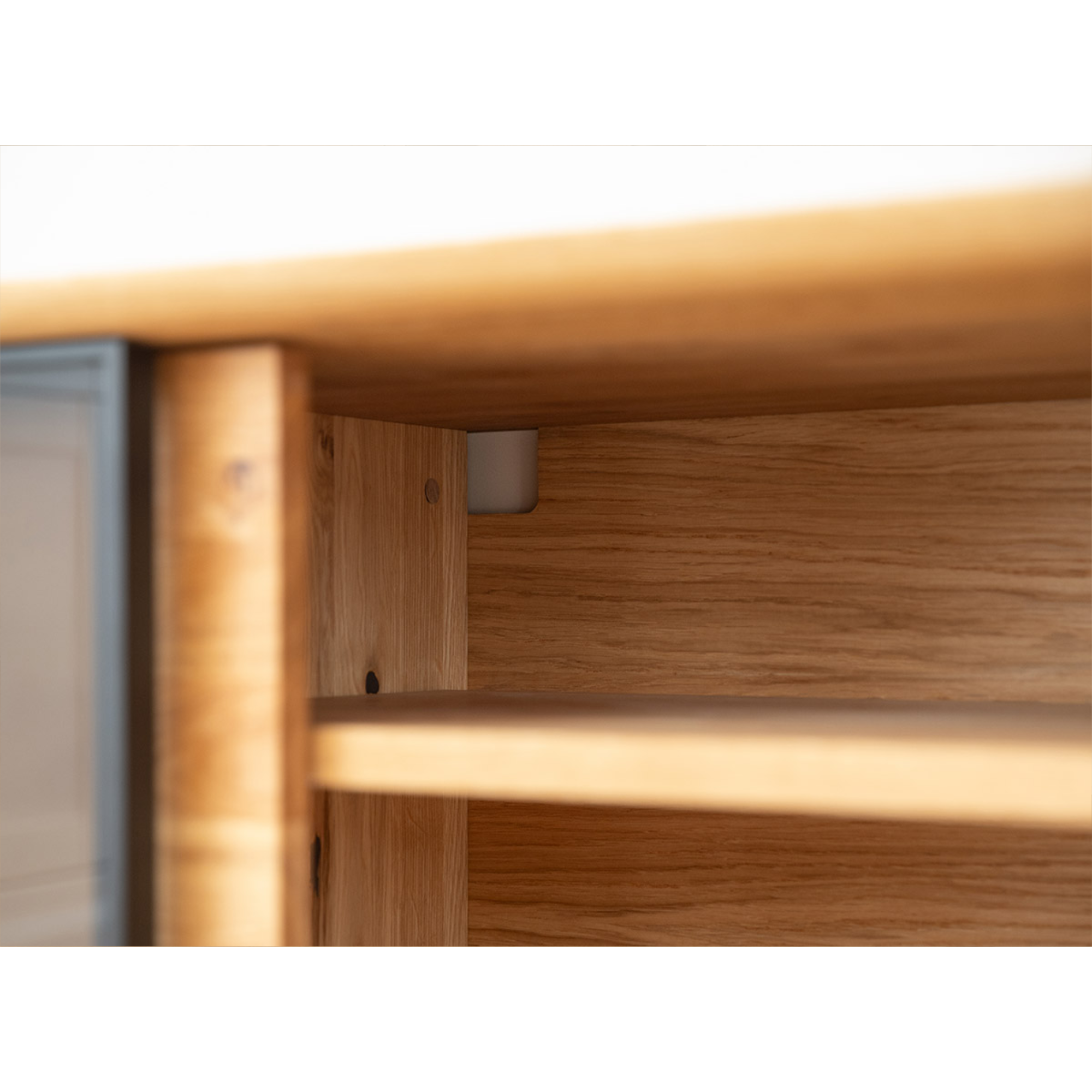 TV komoda Modern Loft 200x50 cm s steklom, material: masivni hrast