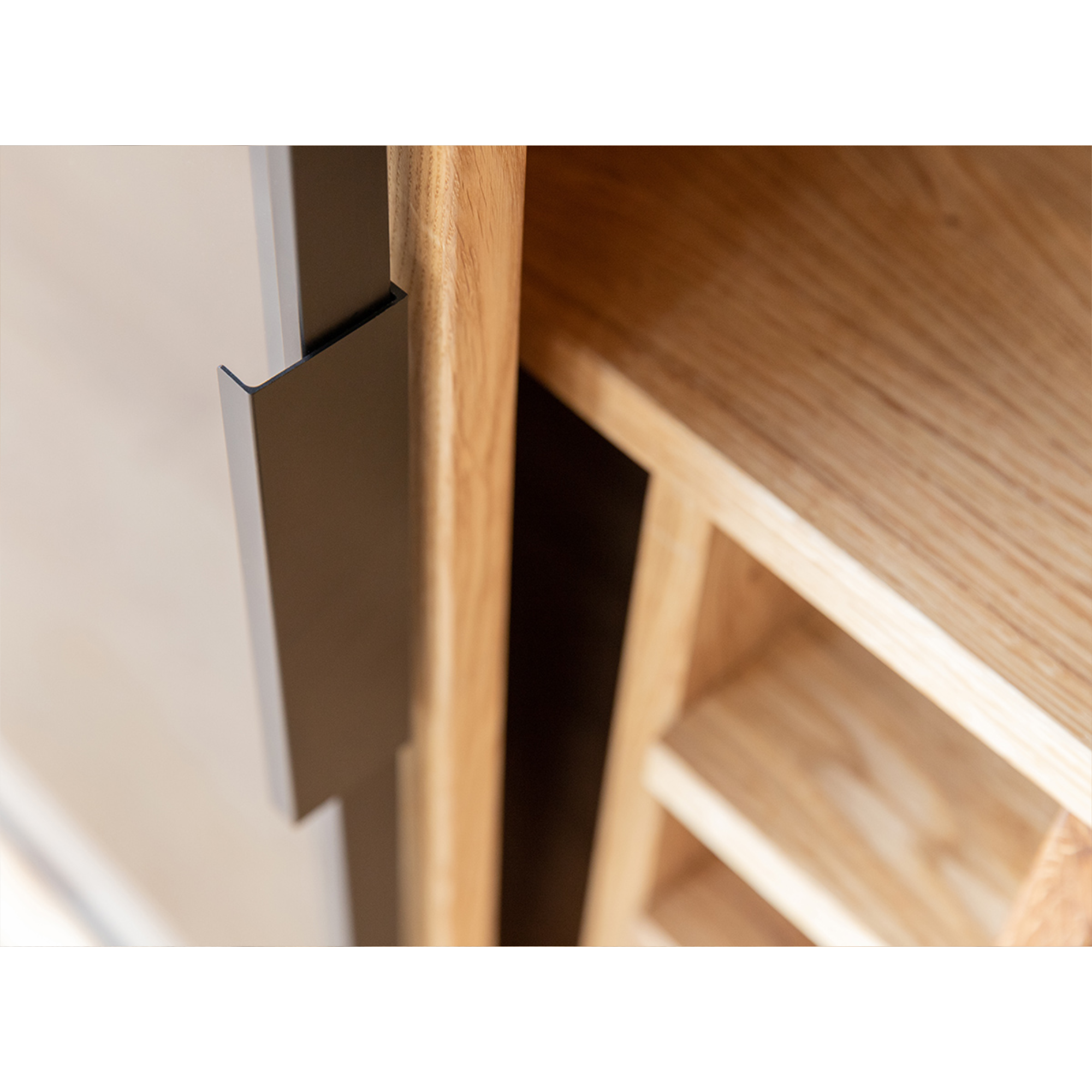 Komoda Modern Loft 101x45 cm s steklom, material: masivni hrast