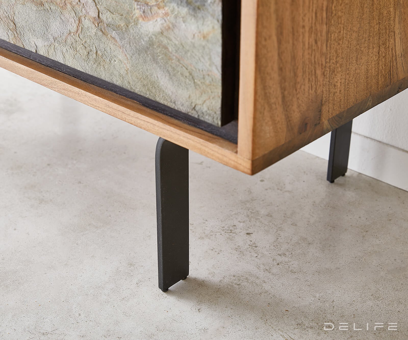 Visoka komoda Juwelo 88x135cm, Material: Akacija