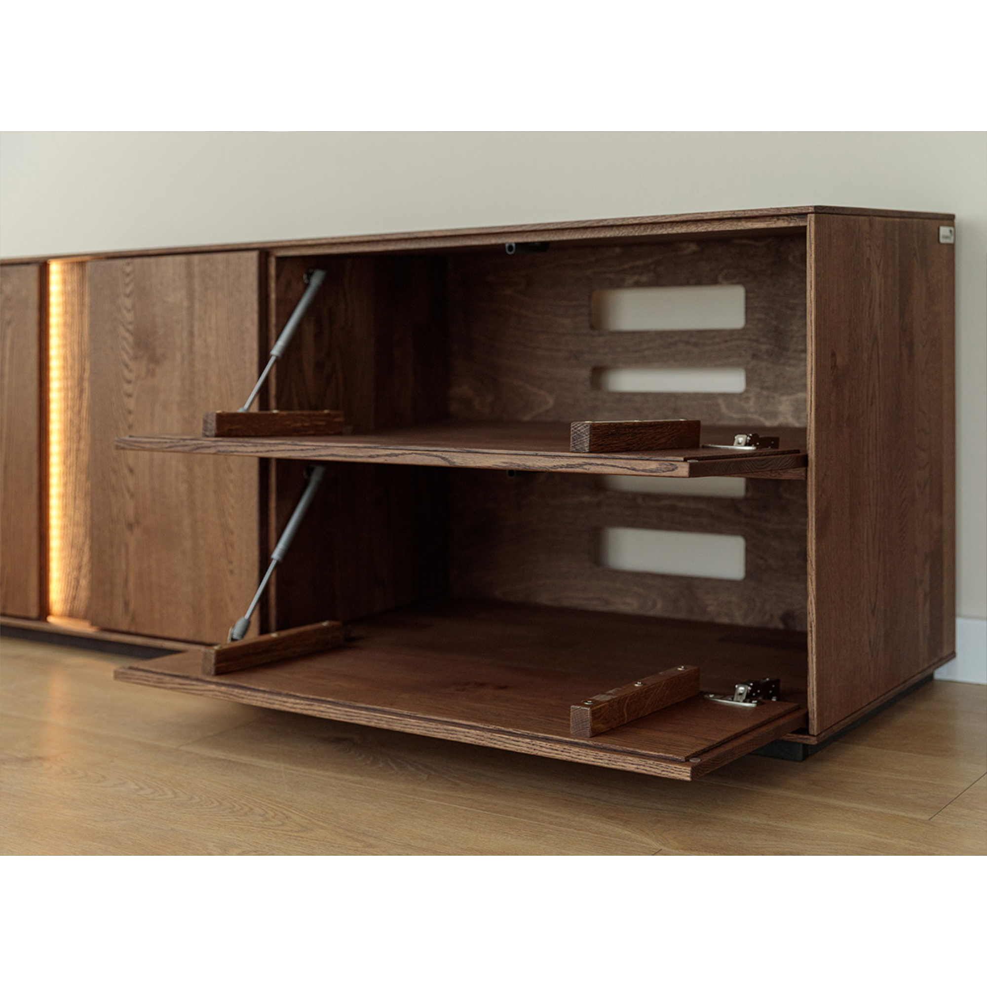 TV komoda Collodi, material: masivni hrast