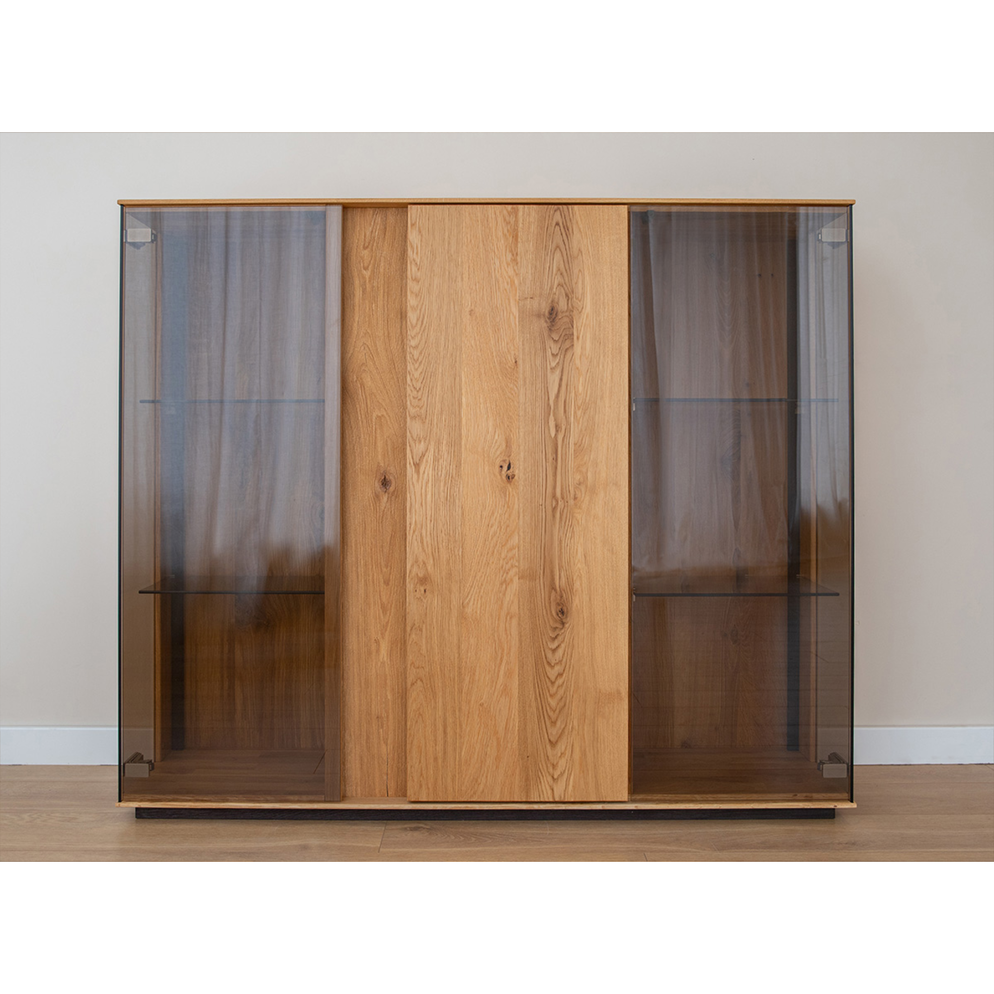 Steklena vitrina Collodi 135x115 cm, material: masivni hrast