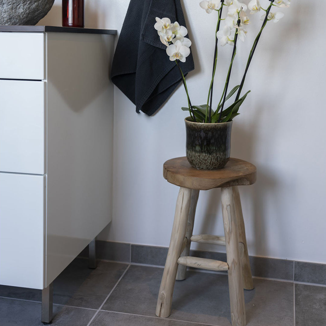 Stoli Badia, Material: Tikovina