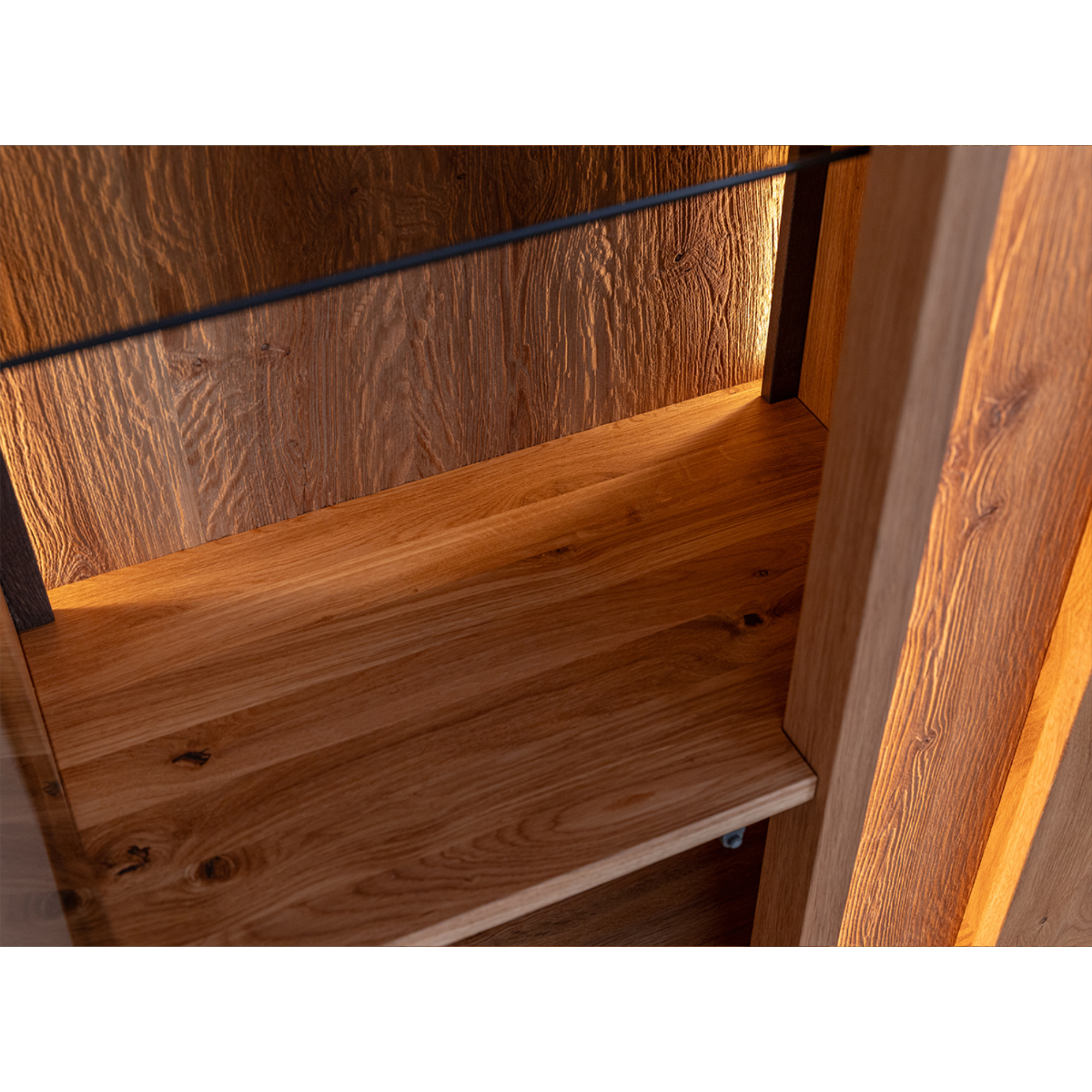 Vitrina Collodi 84,50x205 cm, Material: Masivno hrastovo les