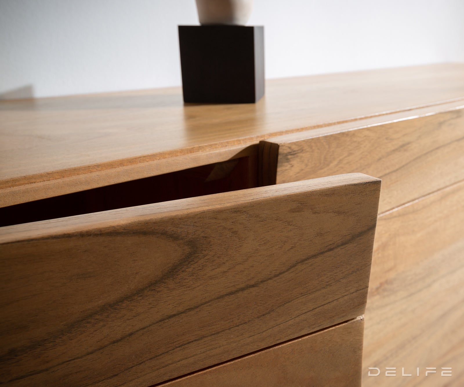 Komoda Kayu, Material: akacija