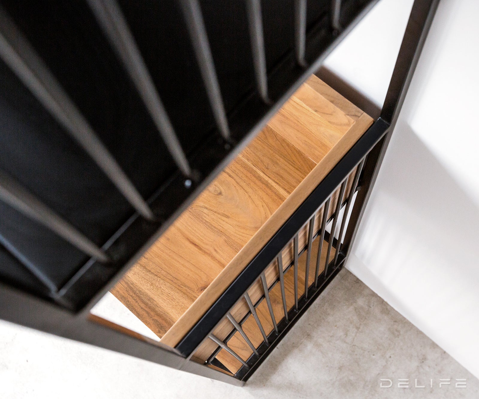 Lukeo kredenca 115x200cm, Material: Akacija/Kovina