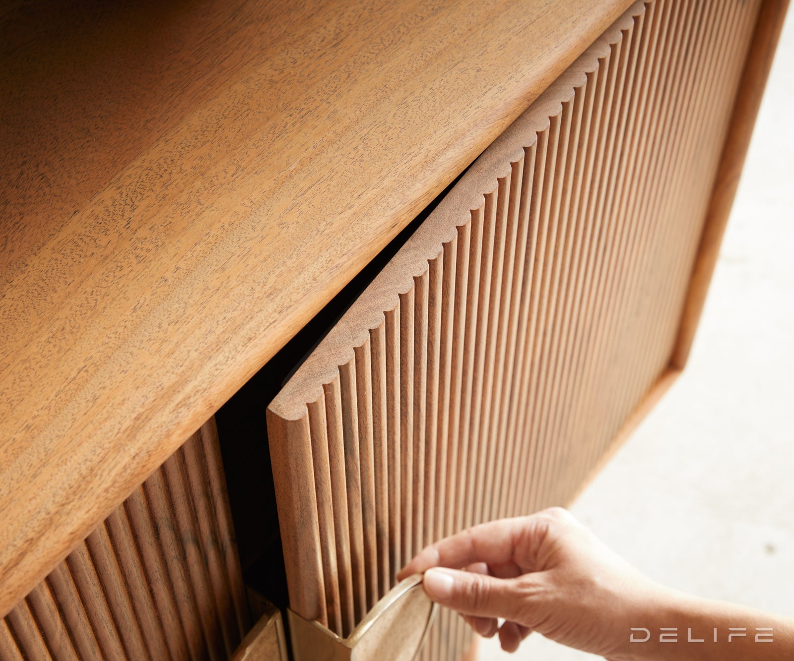 Predalnik Surimu, Material: Akacija