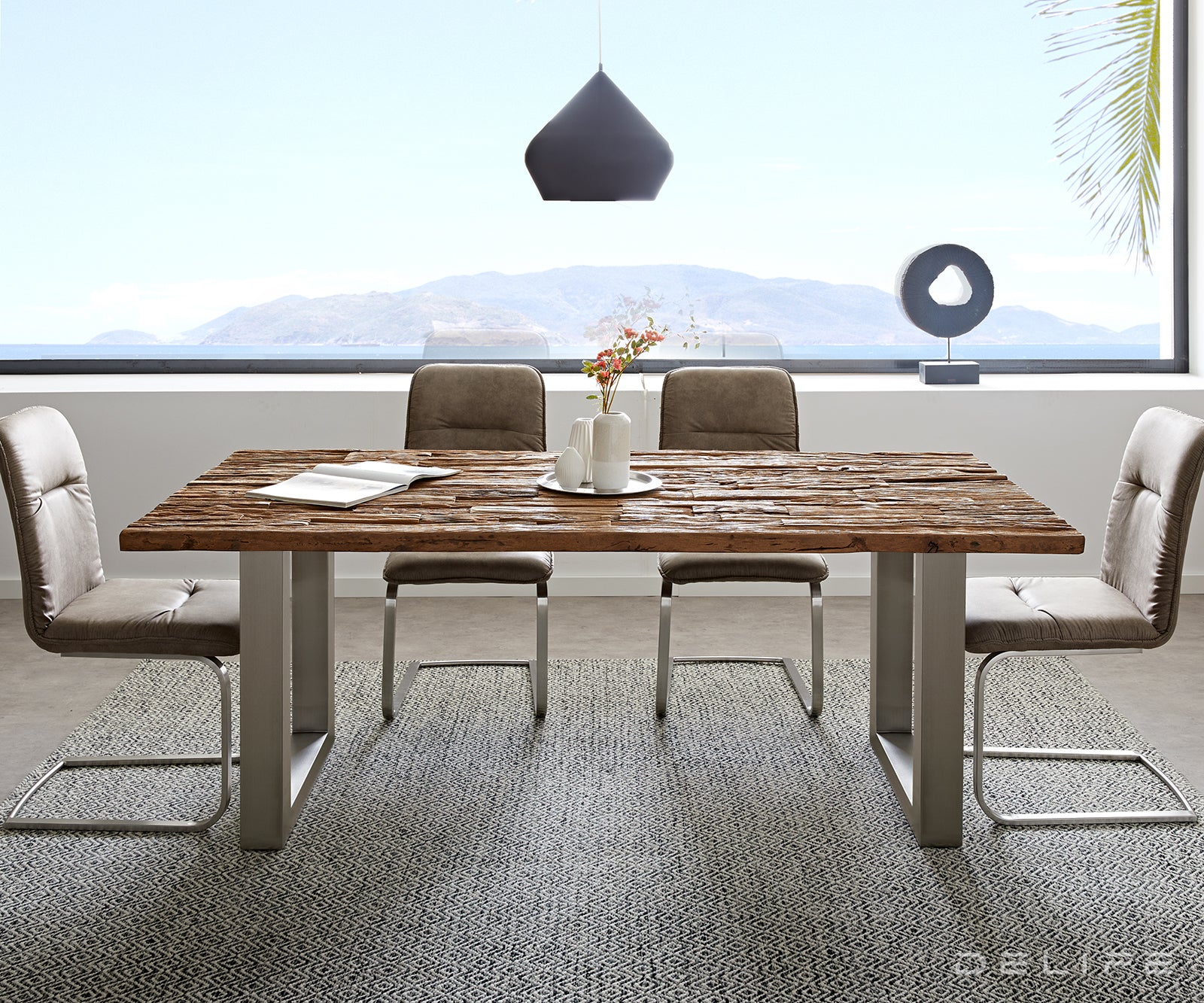 Jedilna miza iz recikliranega lesa, Material: Recikliran les