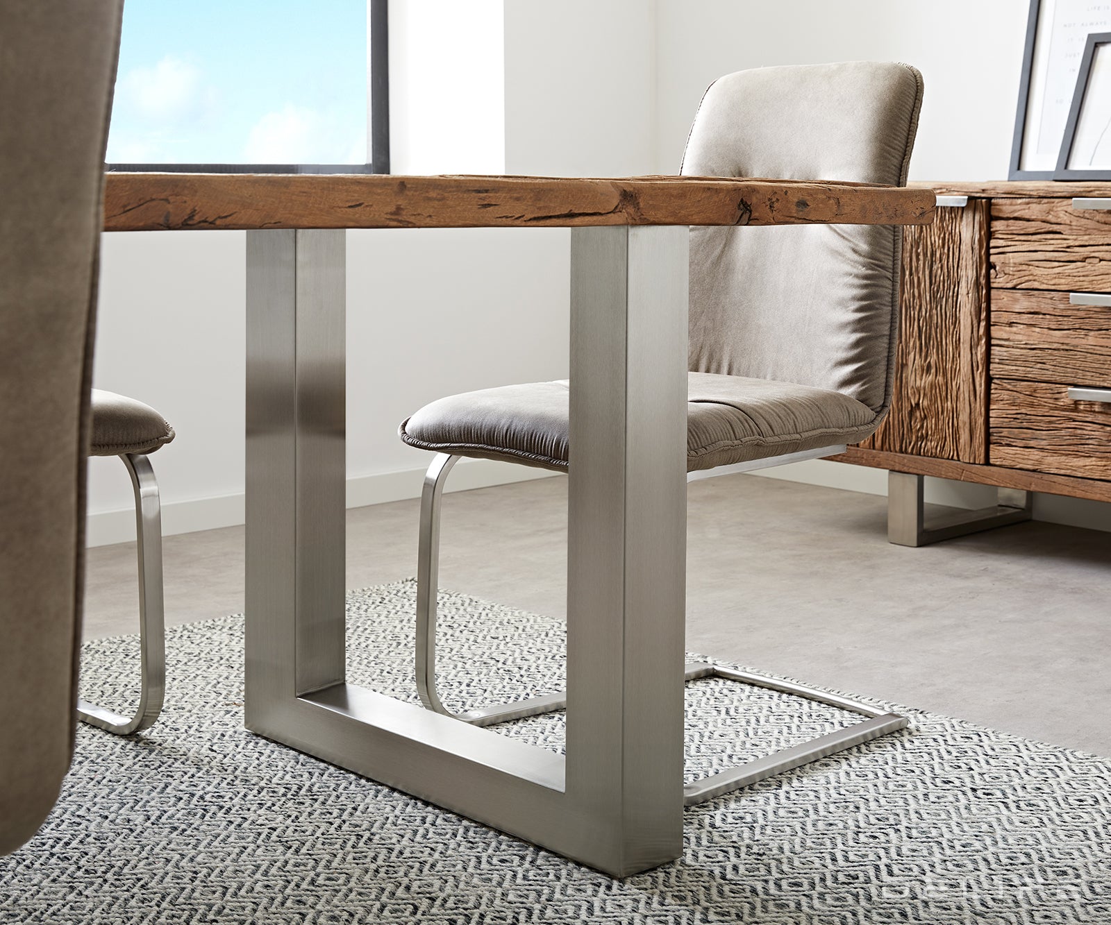 Jedilna miza iz recikliranega lesa, Material: Recikliran les