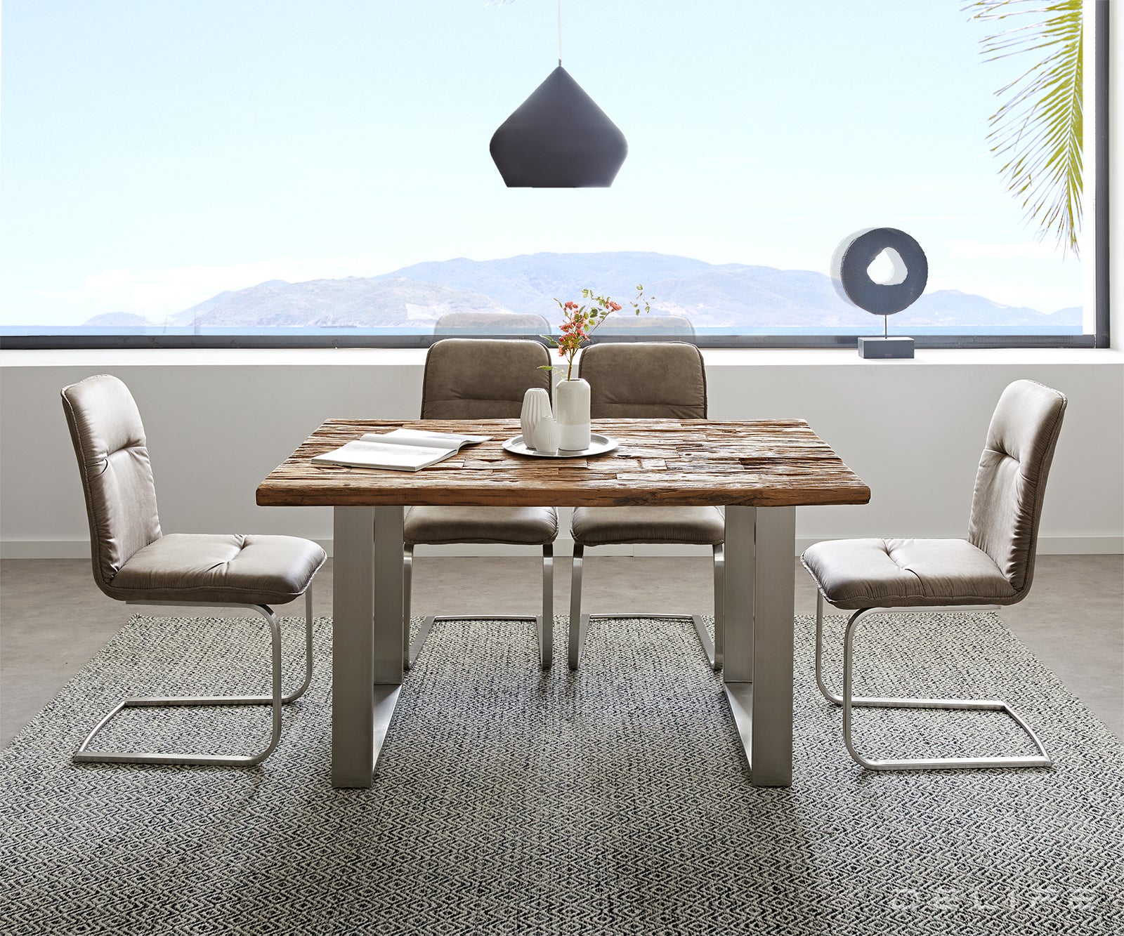 Jedilna miza iz recikliranega lesa, Material: Recikliran les