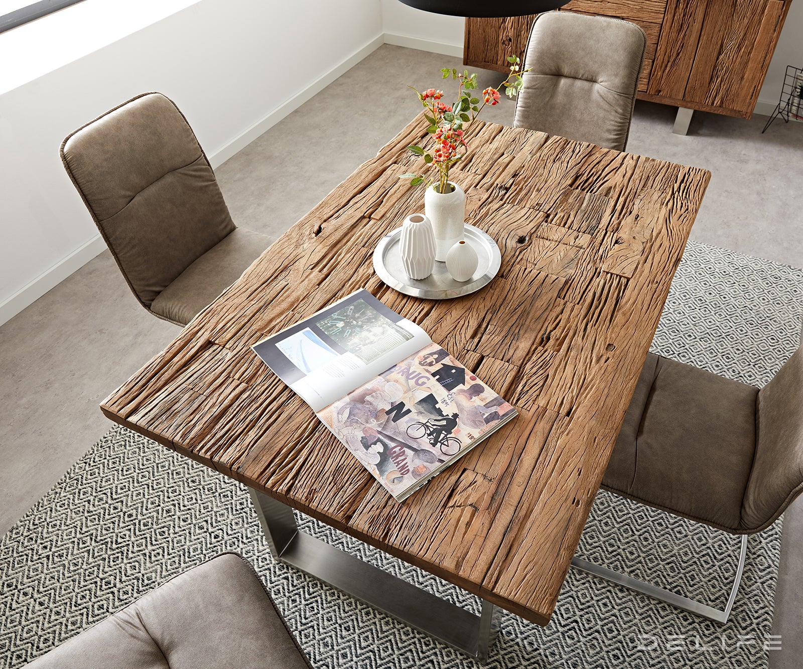 Jedilna miza iz recikliranega lesa, Material: Recikliran les