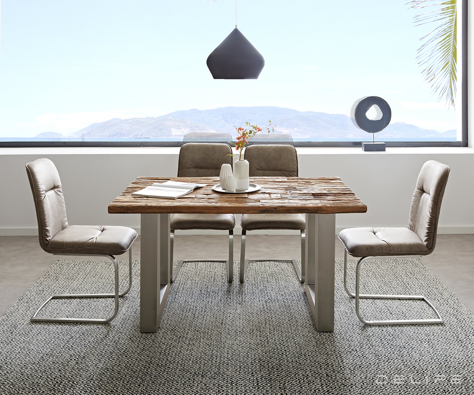 Jedilna miza iz recikliranega lesa, Material: Recikliran les