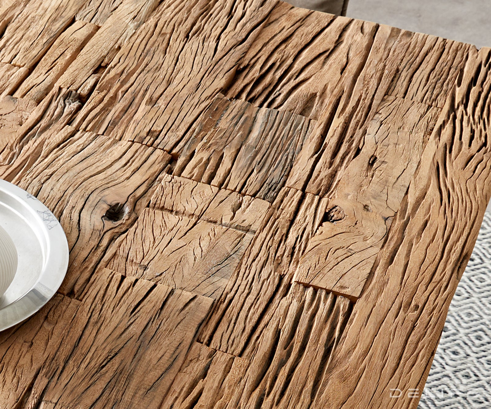 Jedilna miza iz recikliranega lesa, Material: Recikliran les