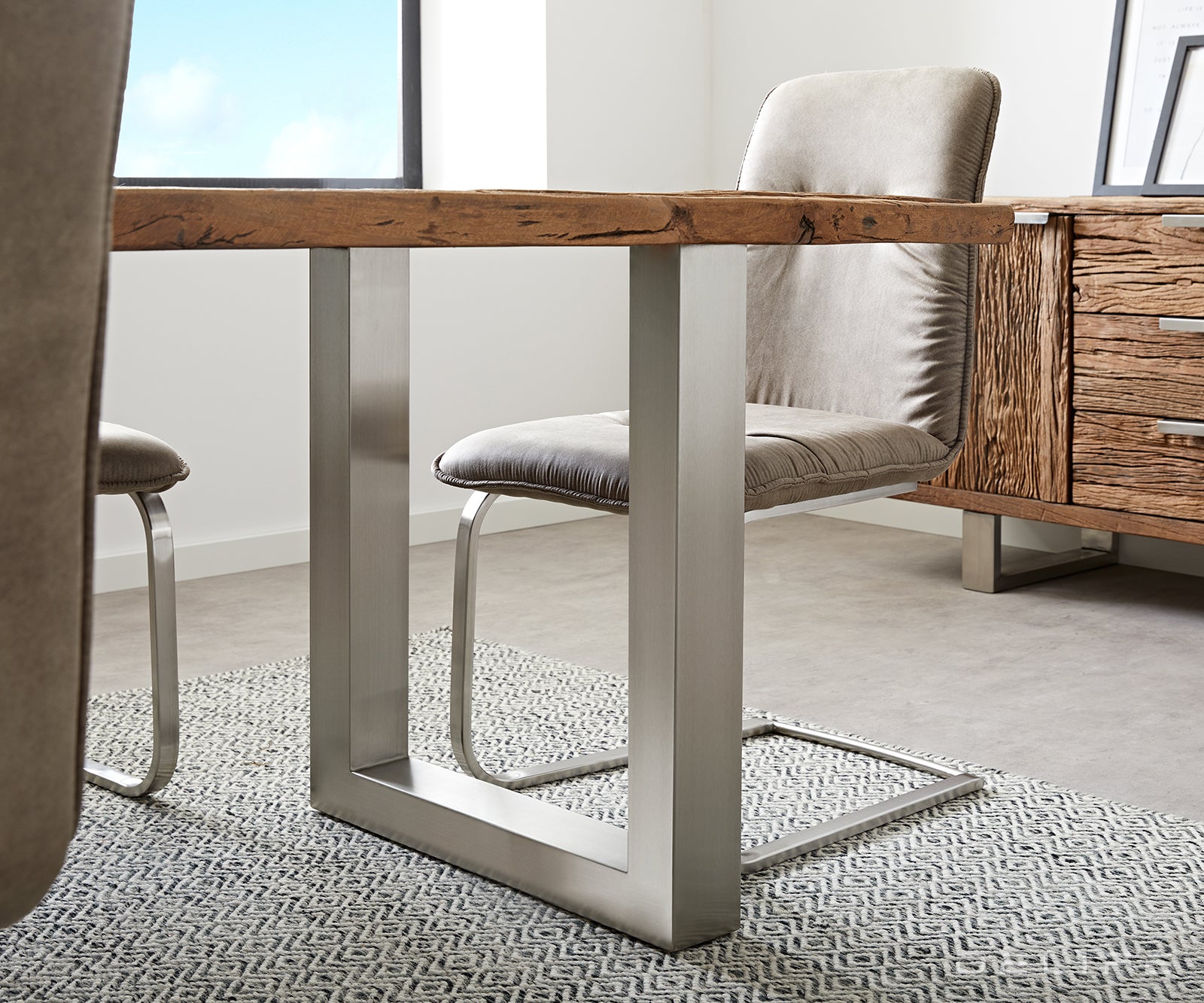 Jedilna miza iz recikliranega lesa, Material: Recikliran les