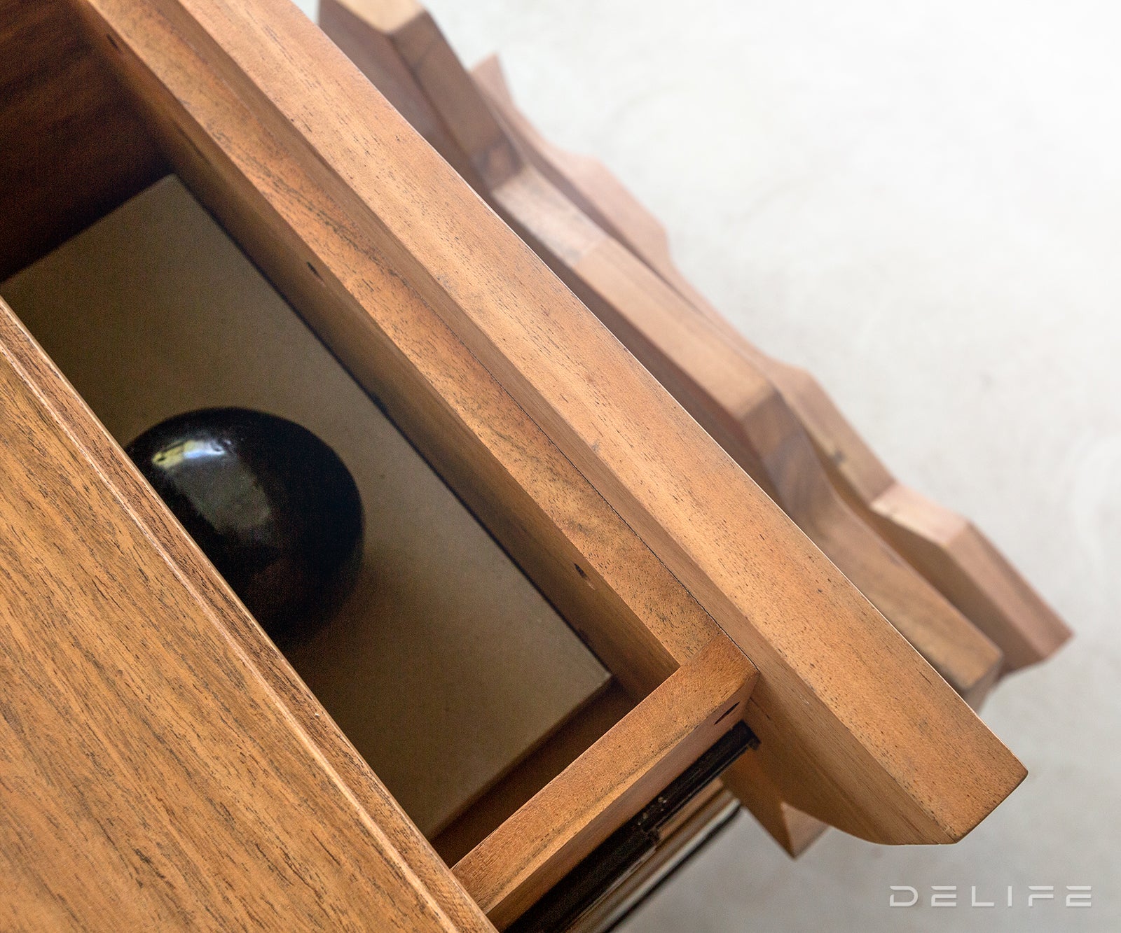 Komoda Solu, Material: Akacija