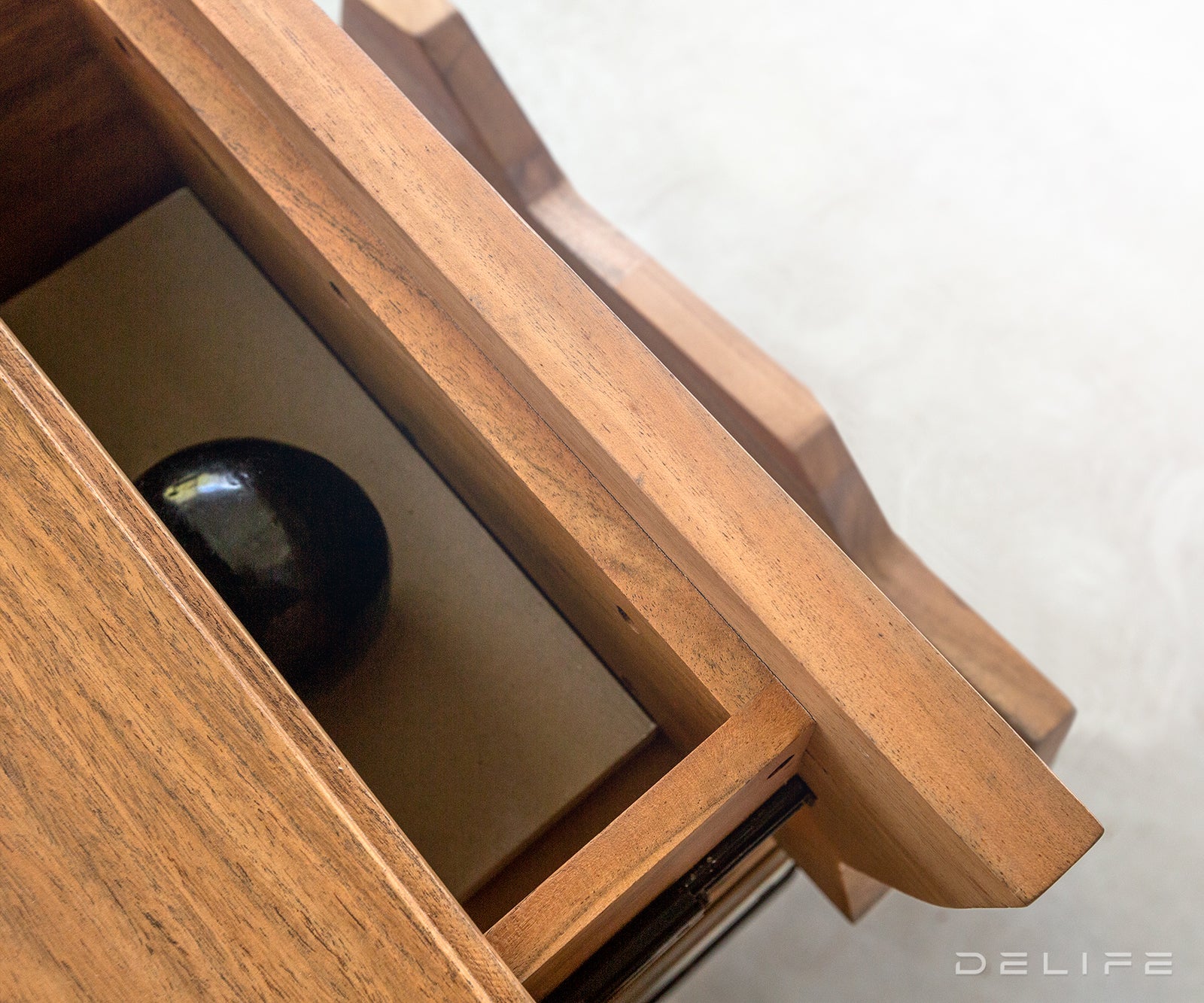 Komoda Solu, Material: Akacija