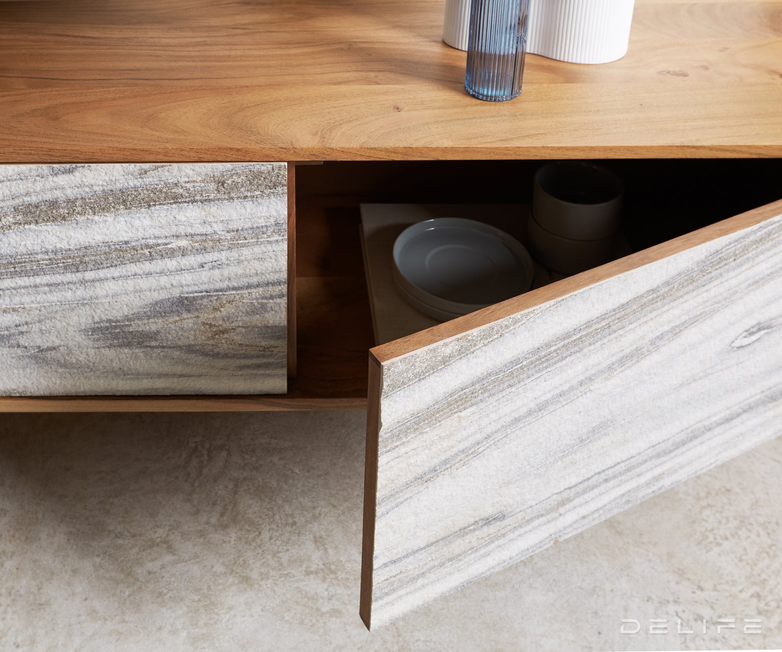 Visoka komoda Kleo, Material: Akacija