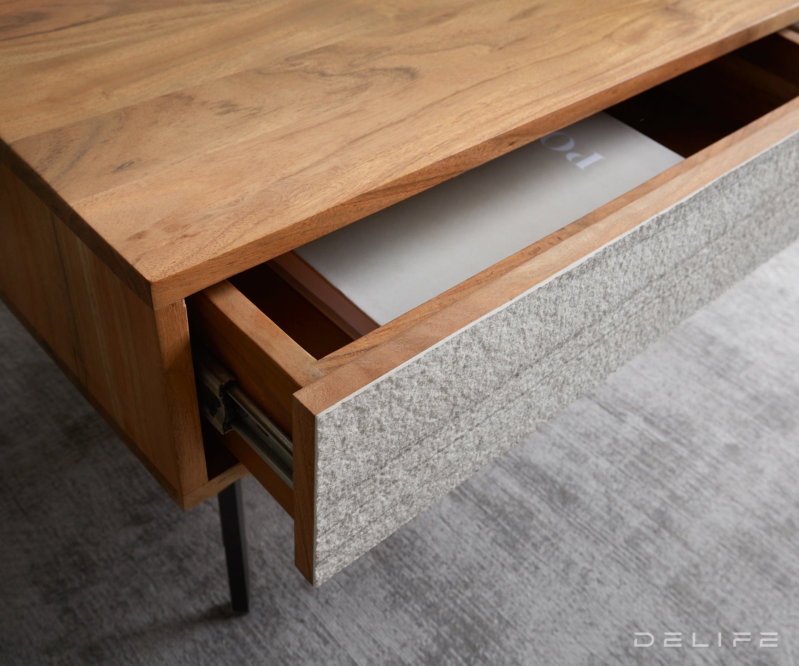 Klubska mizica Kleo, Material: Akacija