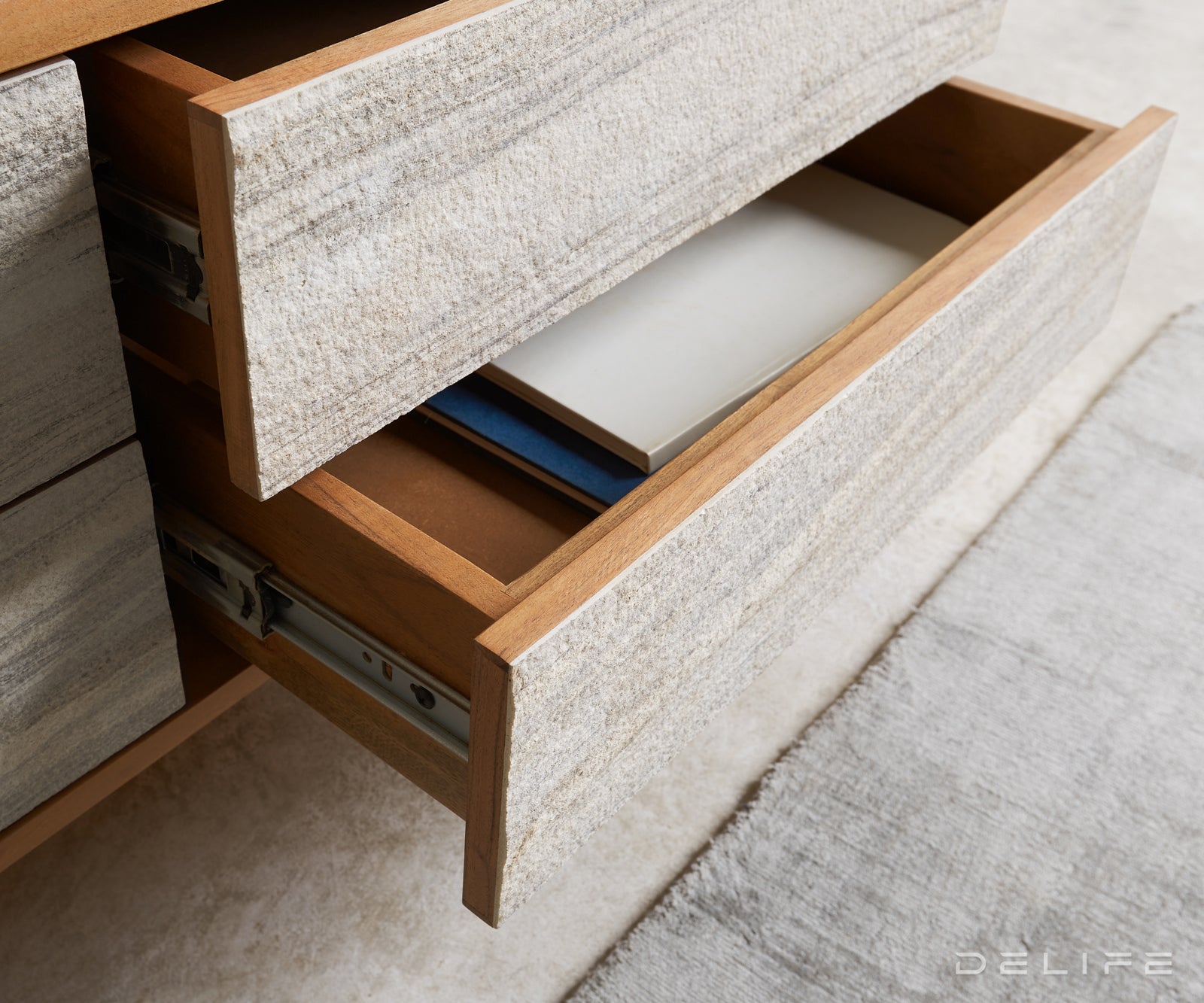 Kleo vitrina, Material: akacija