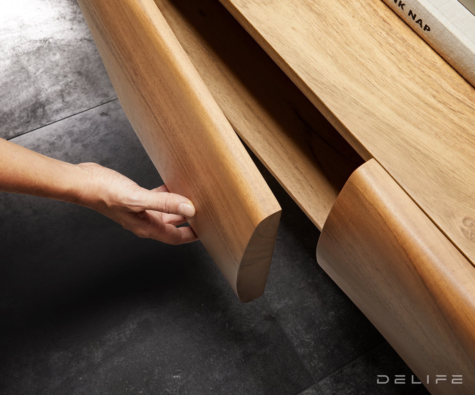 Nova komoda Live Edge, material: akacija