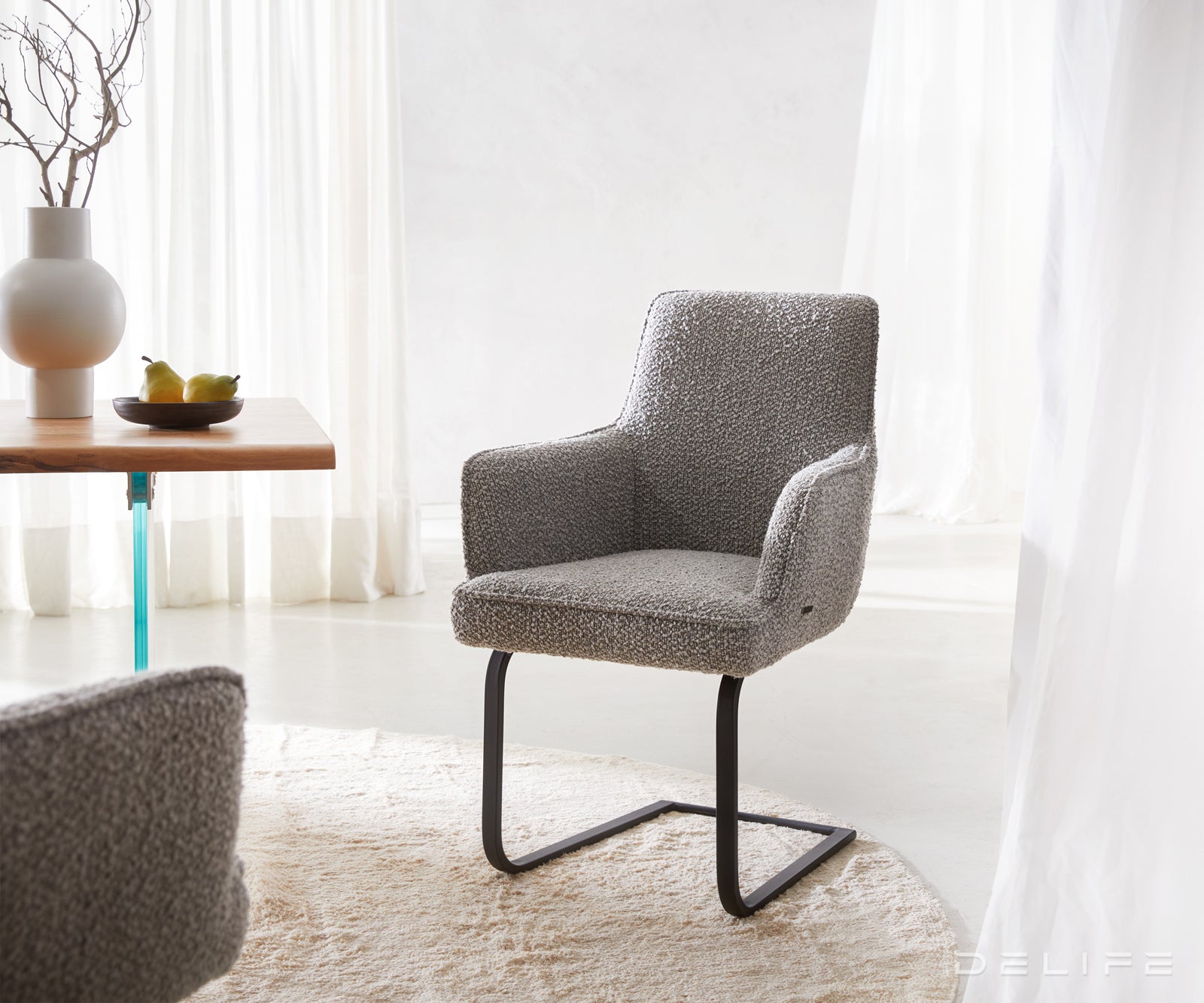 Jedilni stol Heira z naslonom za roke, material: bukle