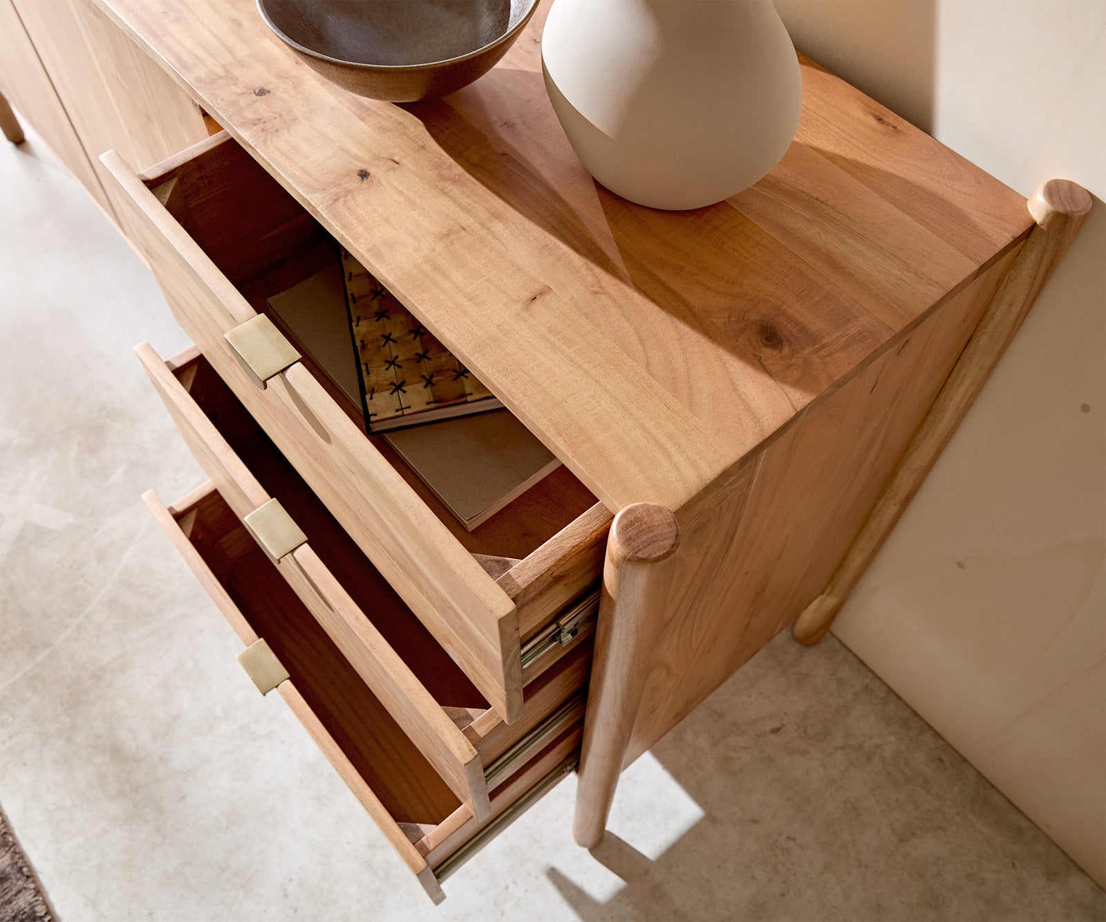 Caius komoda 175 cm, Material: akacija