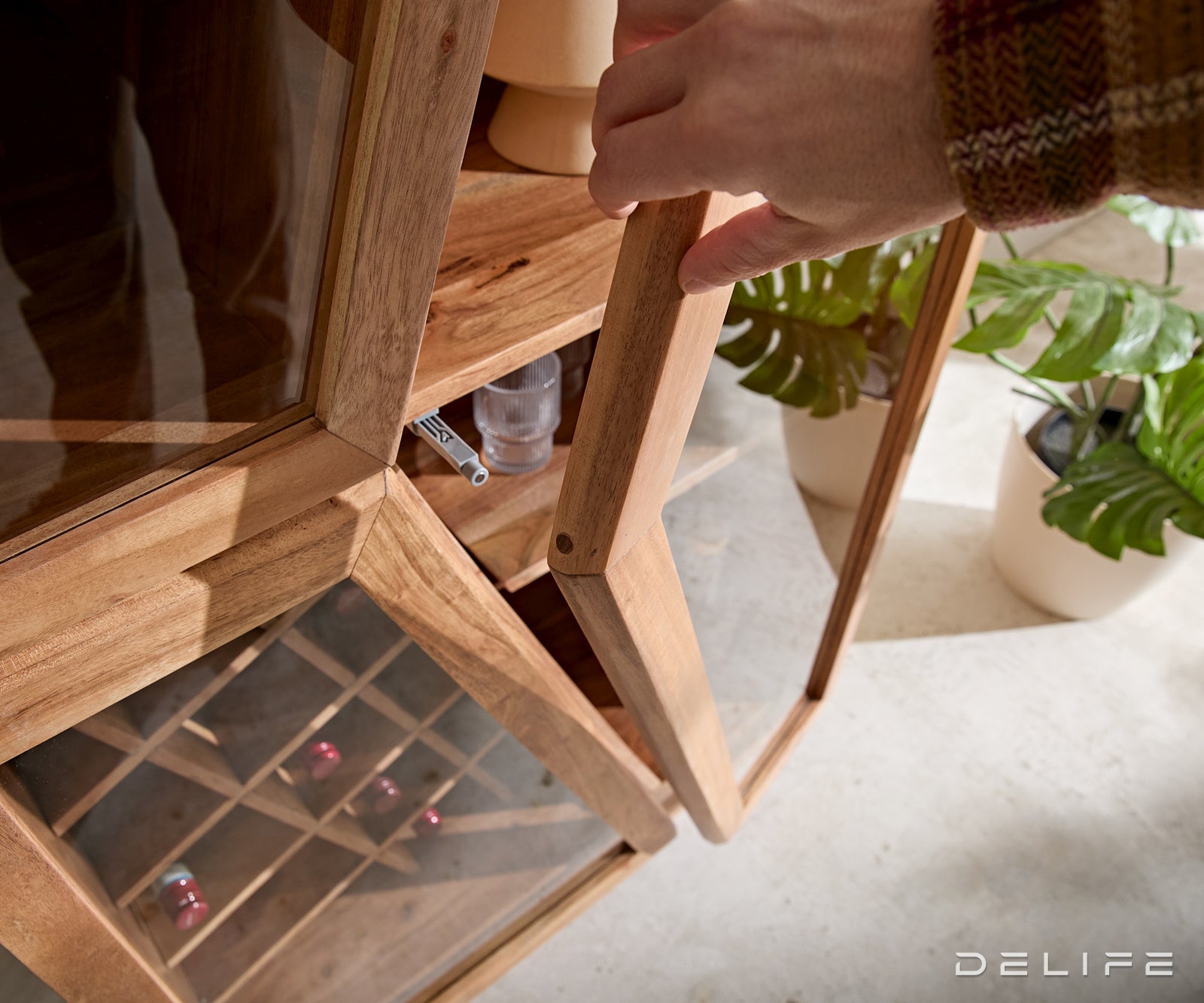 Vitrina Taza 75x213cm, Material: akacija