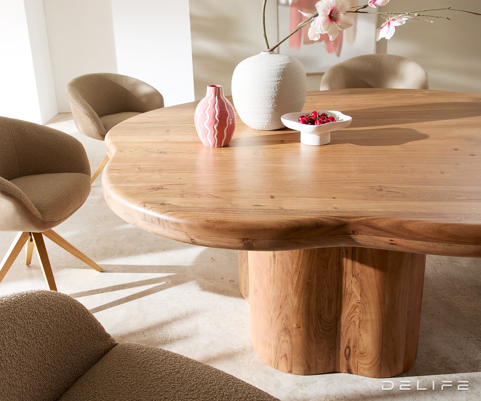 Jedilna miza Orbion 174x167cm, Material: Akacija