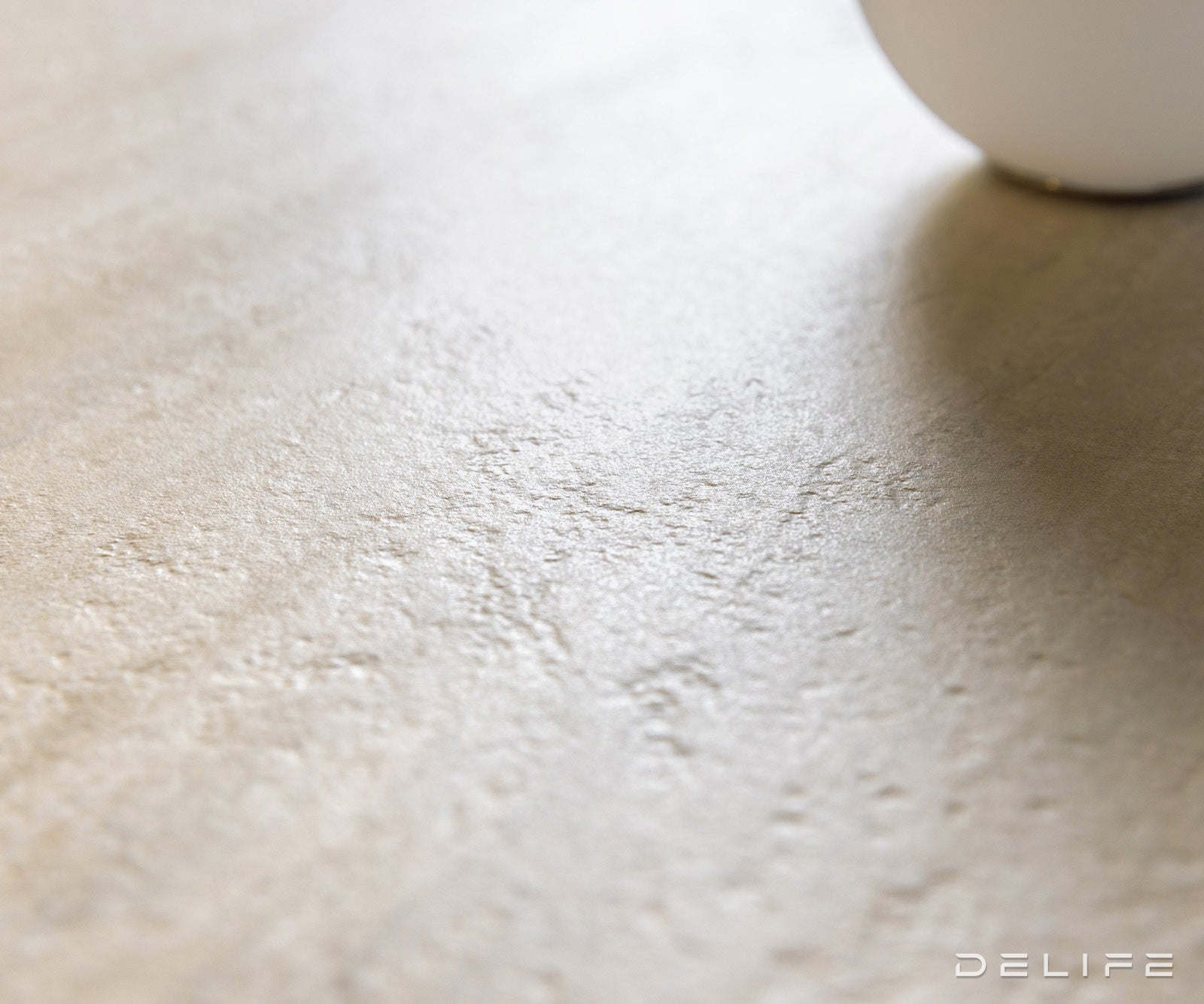 Komoda Cuor 180 × 45 cm, material: keramika Laminam Travertino Bianco
