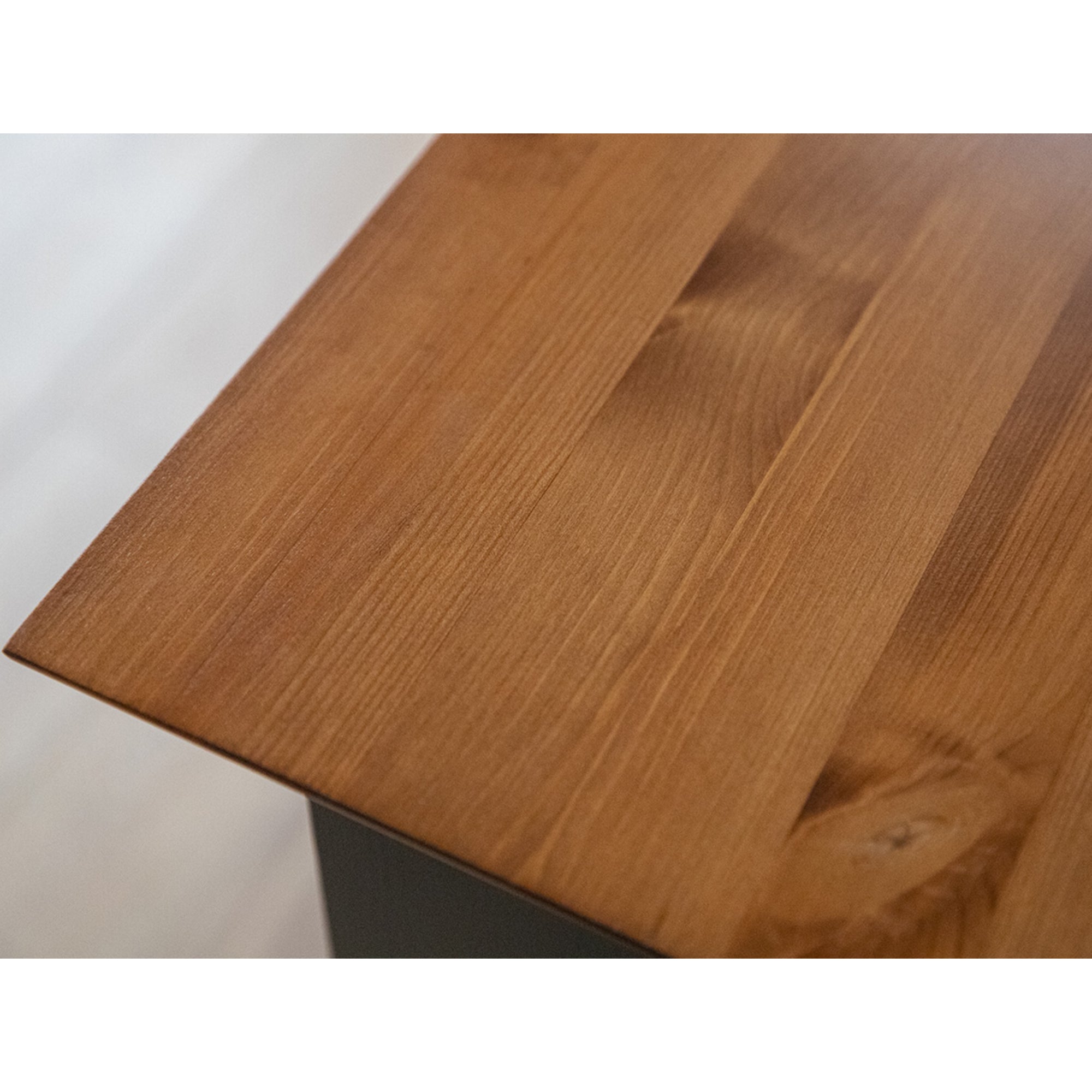 TV komoda Belluno 167x53,2 cm, material: masivna borovina