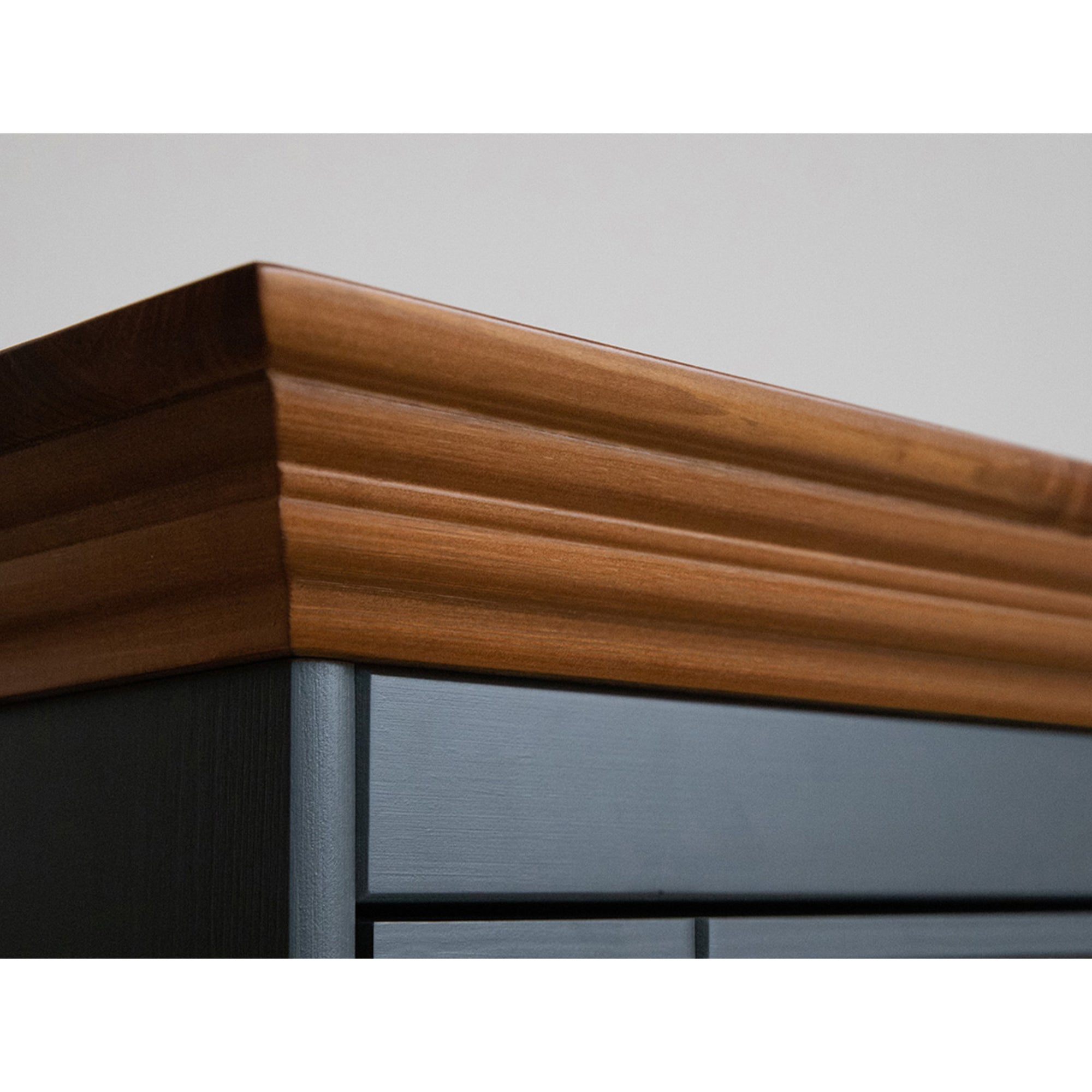 Vitrina Belluno 44,2x130,3 cm Material: Masivna borovina