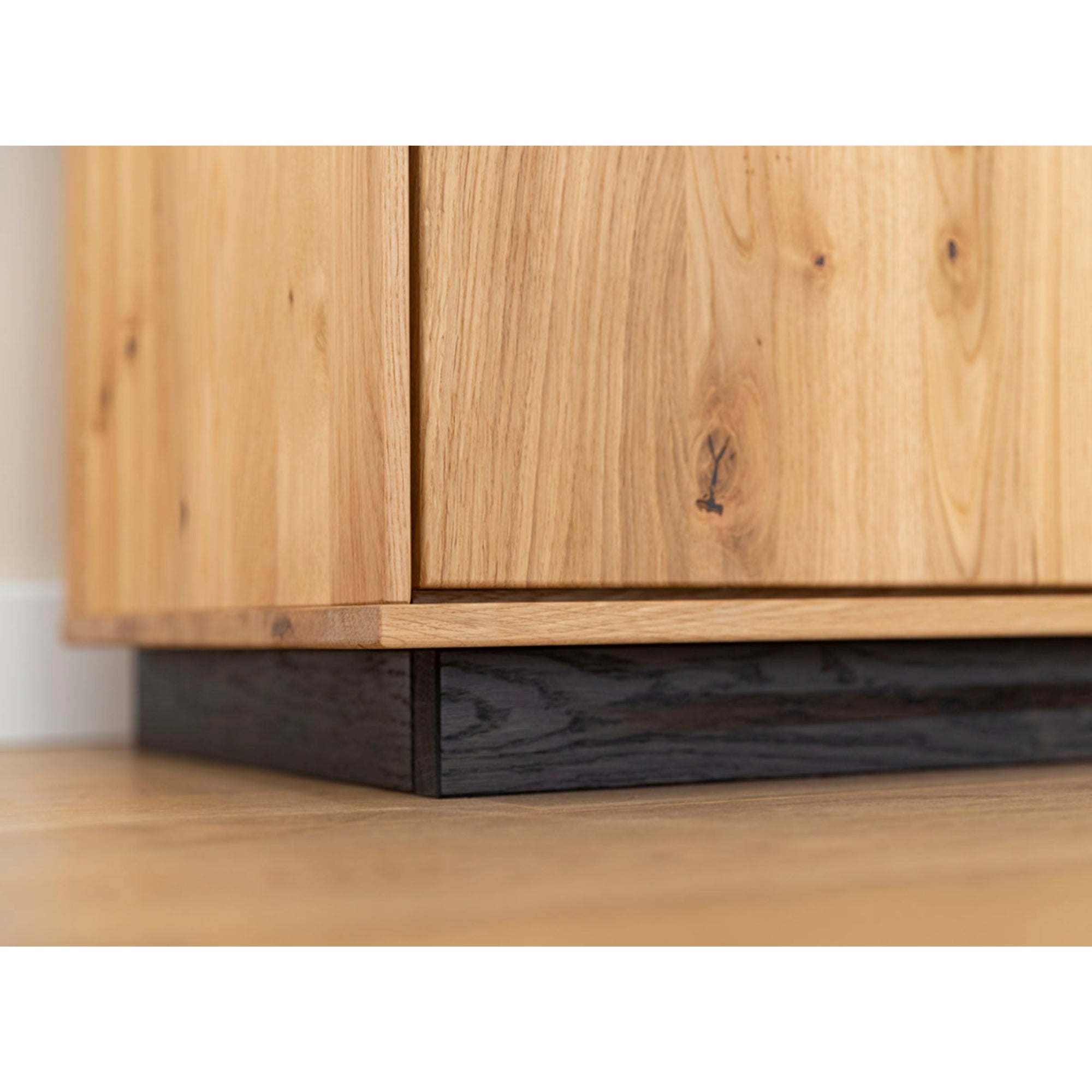 Viseča TV komoda Tirano 200x39 cm, material: masiven hrastov les