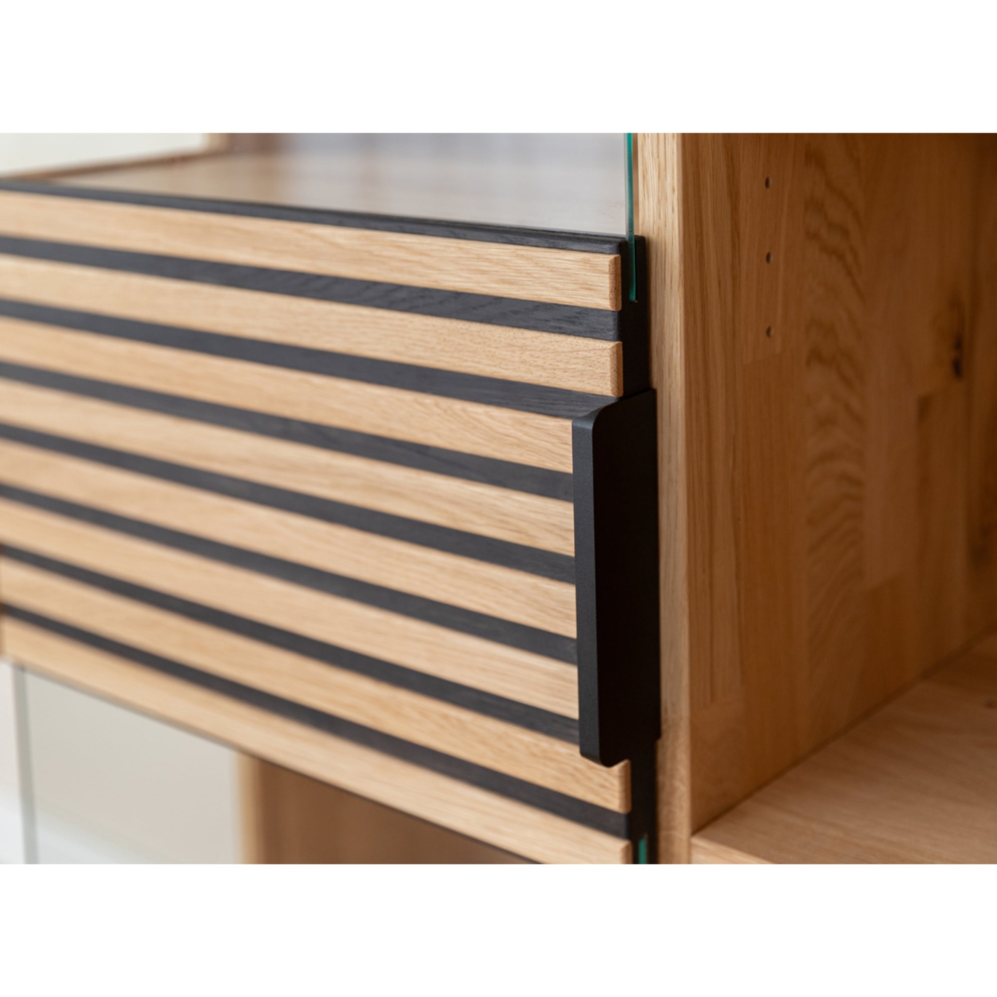 Vitrina Tirano 39x147 cm, Material: Masiven hrastov les