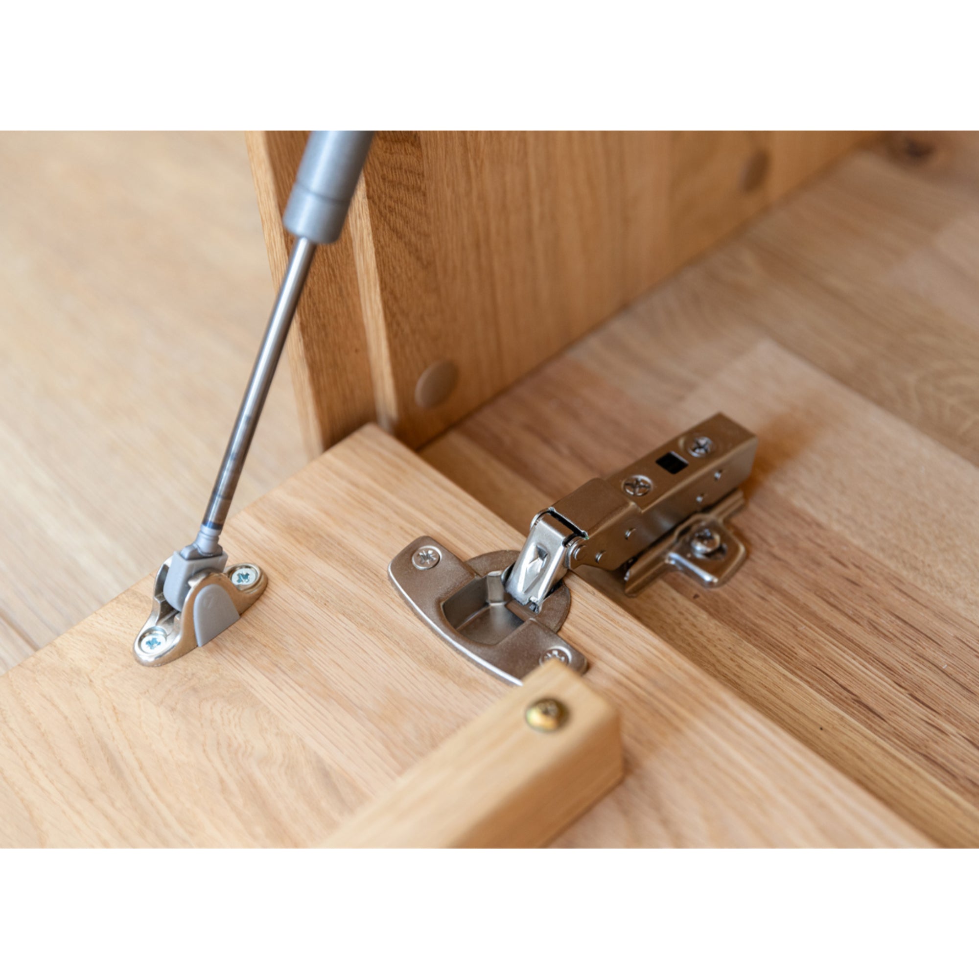 Viseča TV komoda Tirano 200x39 cm, material: masiven hrastov les