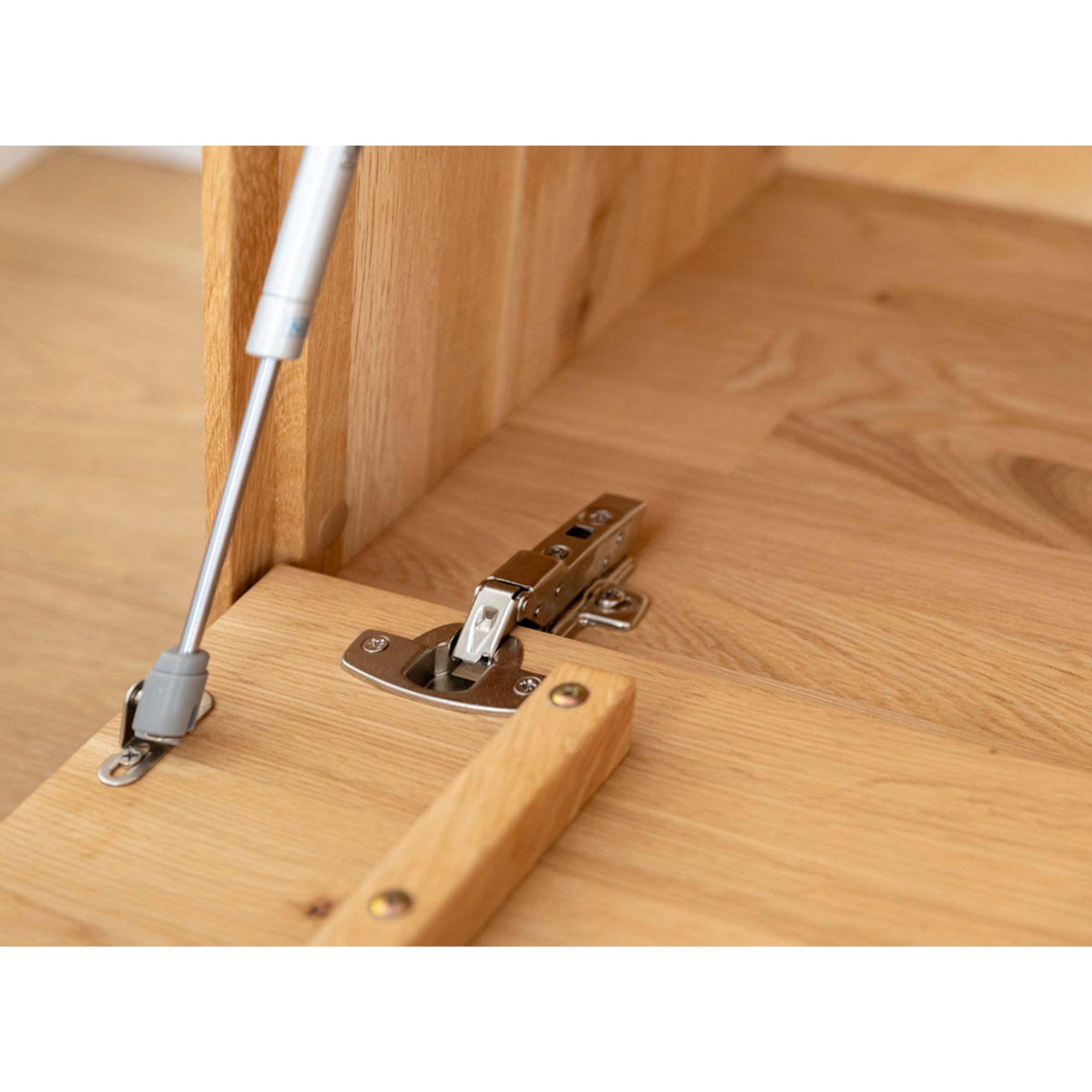 Viseča TV komoda Tirano 200x39 cm, material: masiven hrastov les