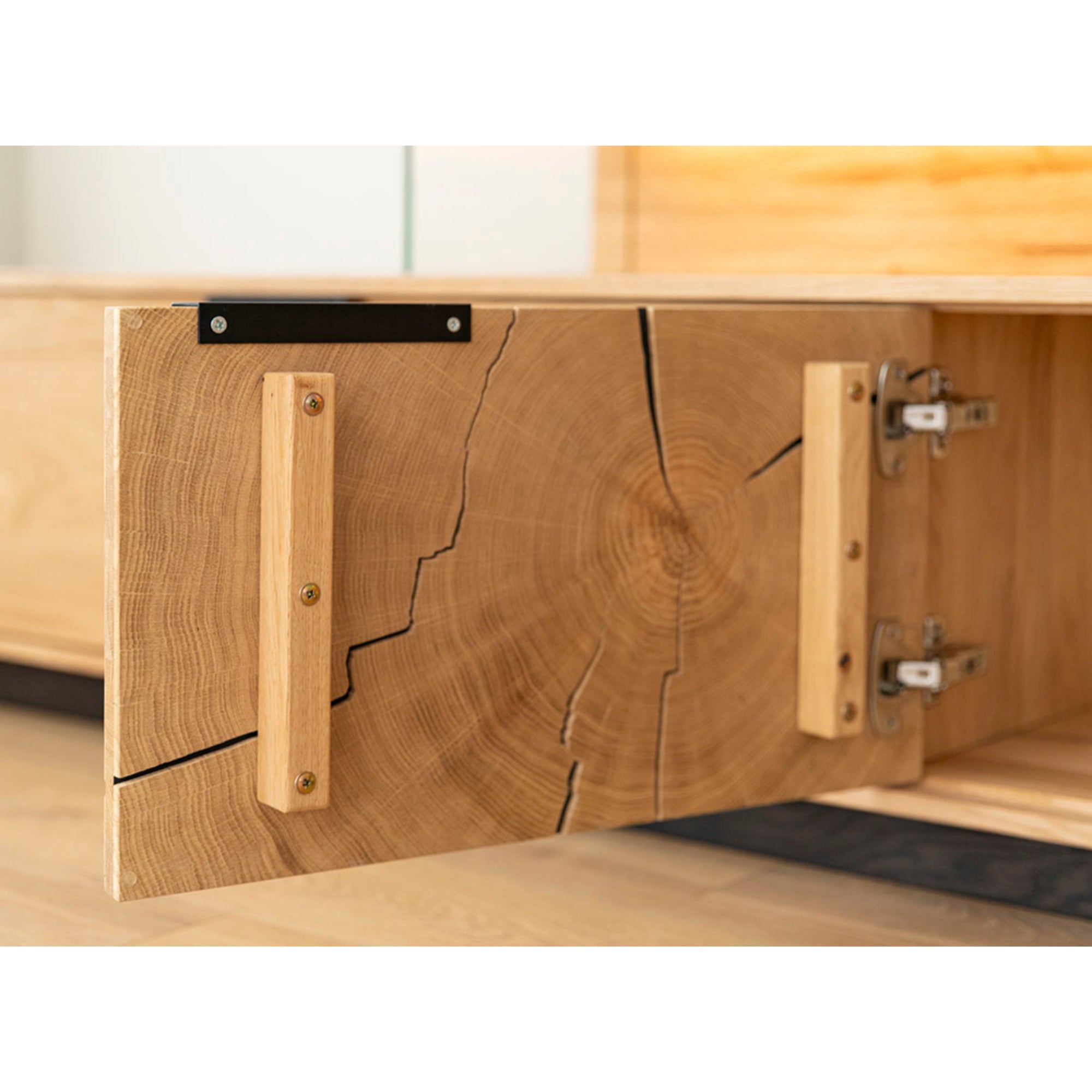 Viseča TV komoda Tirano 200x39 cm, material: masiven hrastov les