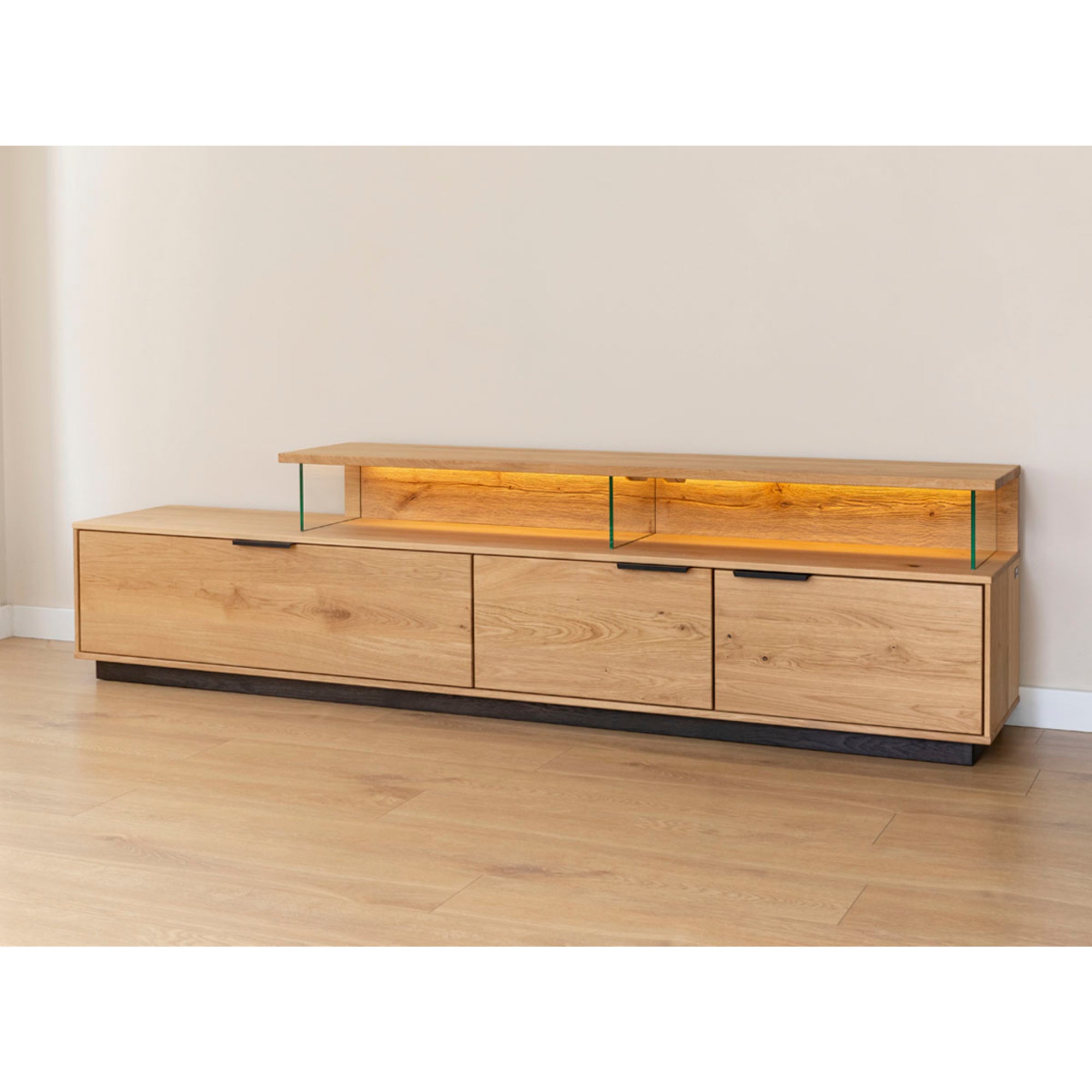 Viseča TV komoda Tirano 200x39 cm, material: masiven hrastov les