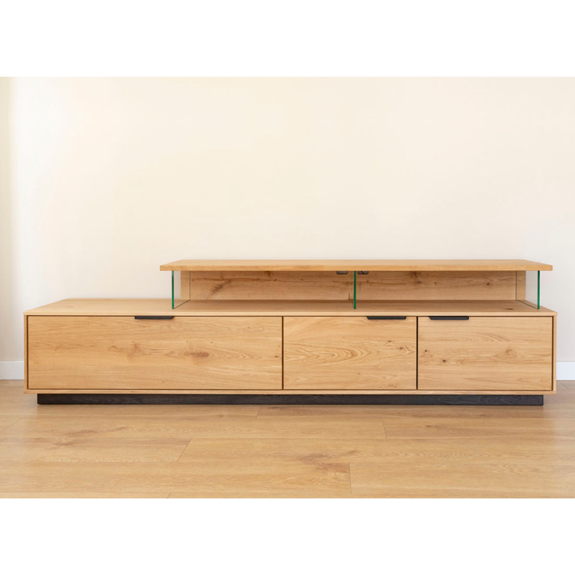 Viseča TV komoda Tirano 200x39 cm, material: masiven hrastov les