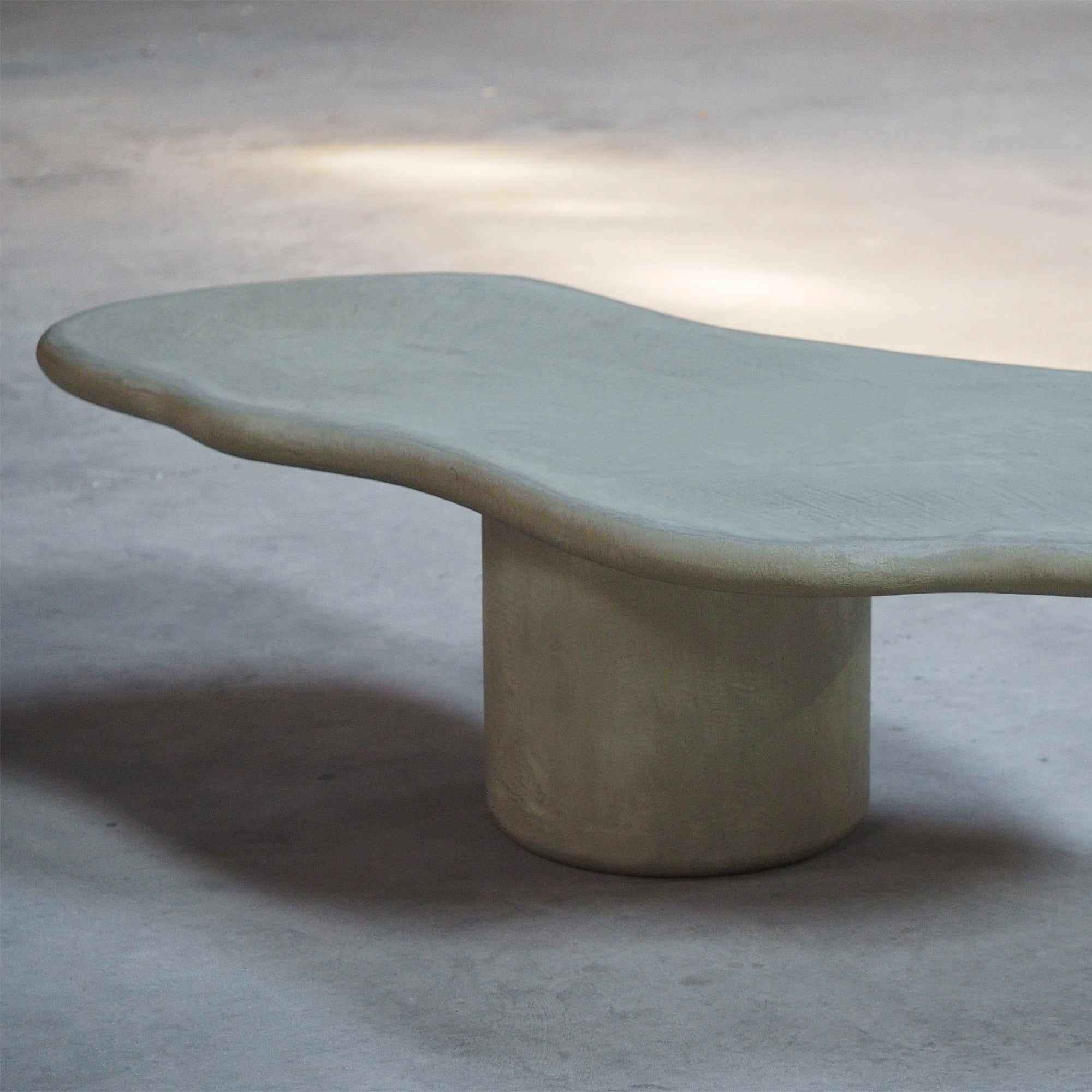 Laini klubska mizica