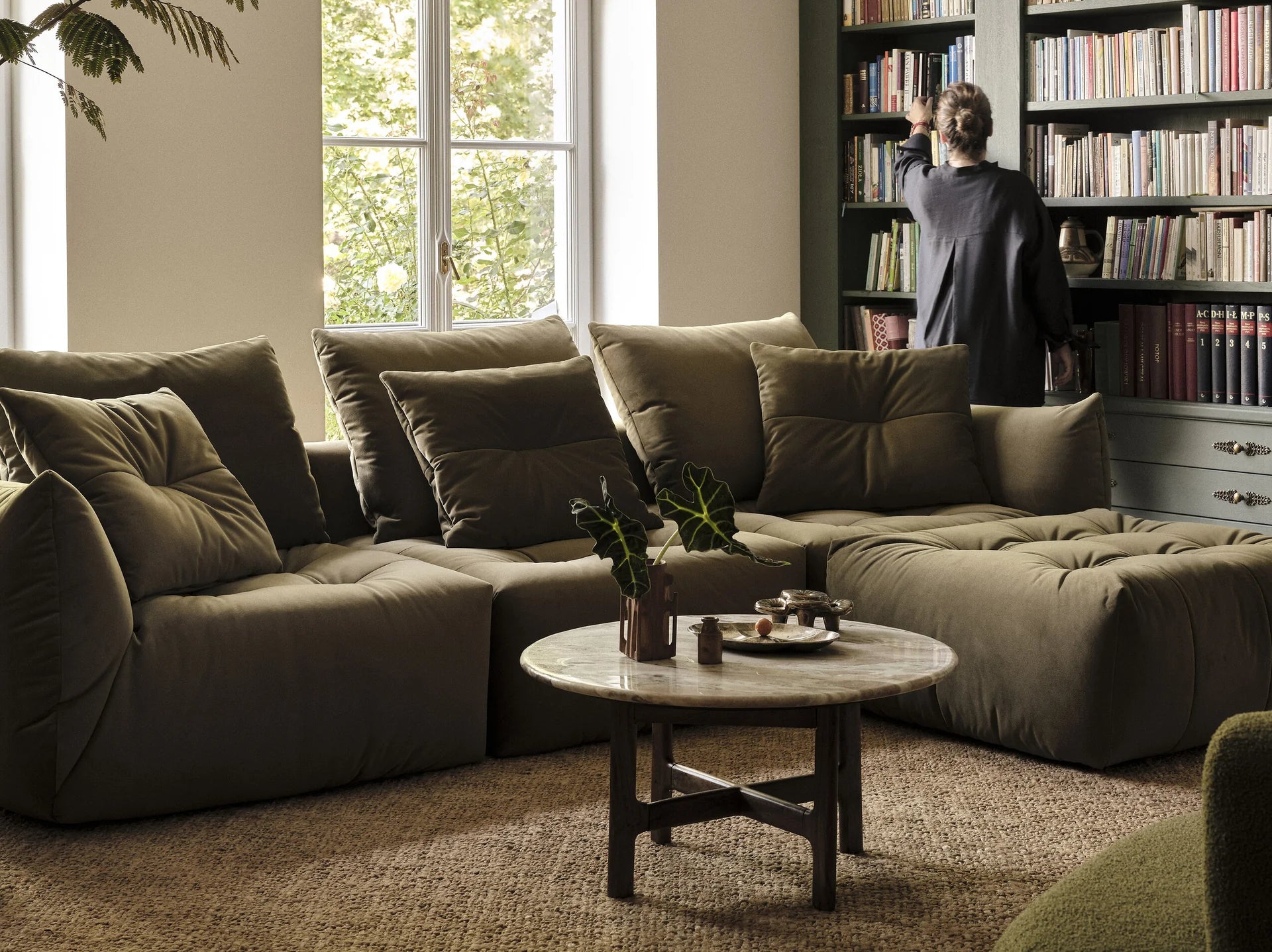 Kavč Bloom, 4 sedeži, 332x106 cm, Material: Žamet