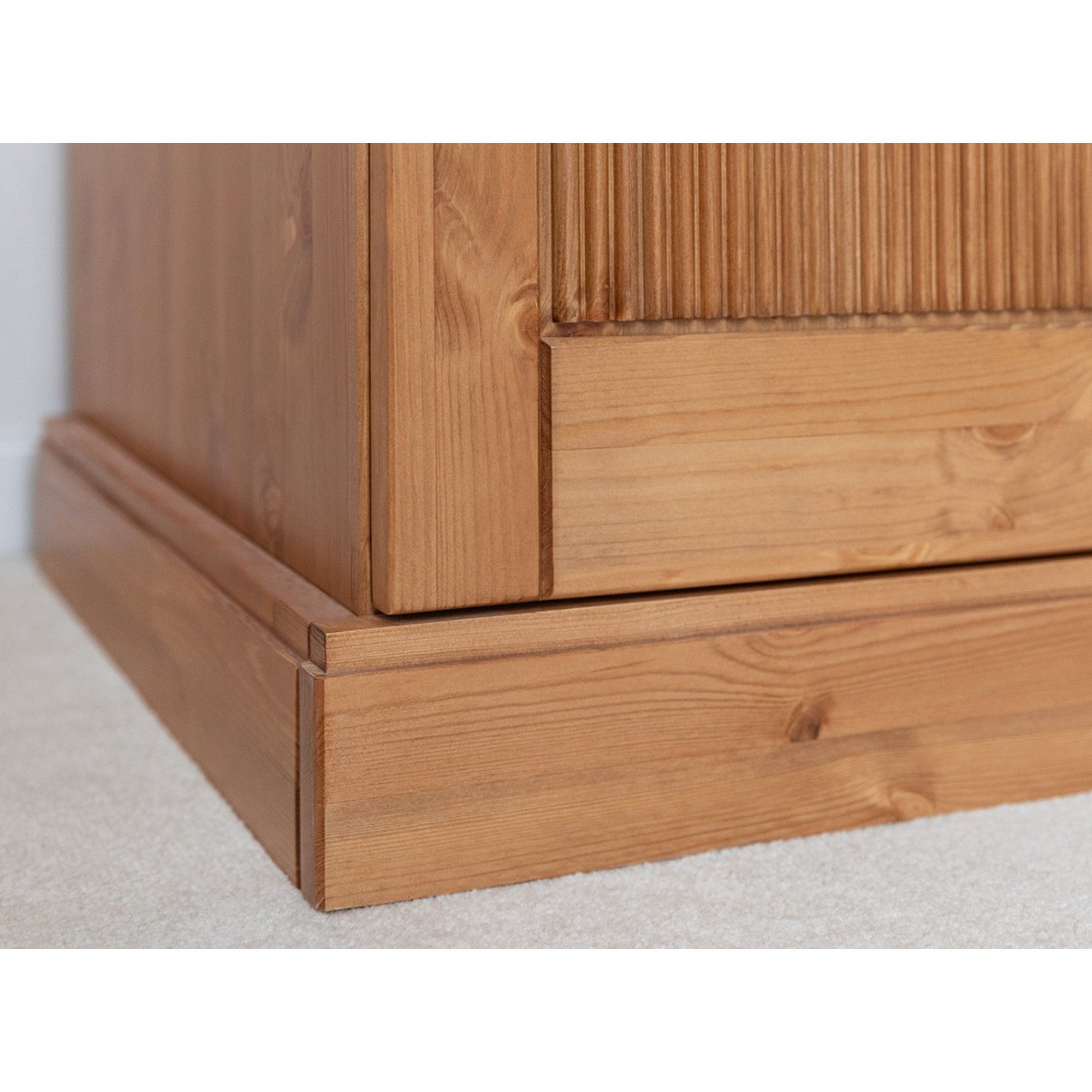 Komoda Rosella 141,7x45 cm, Material: masivna borovina